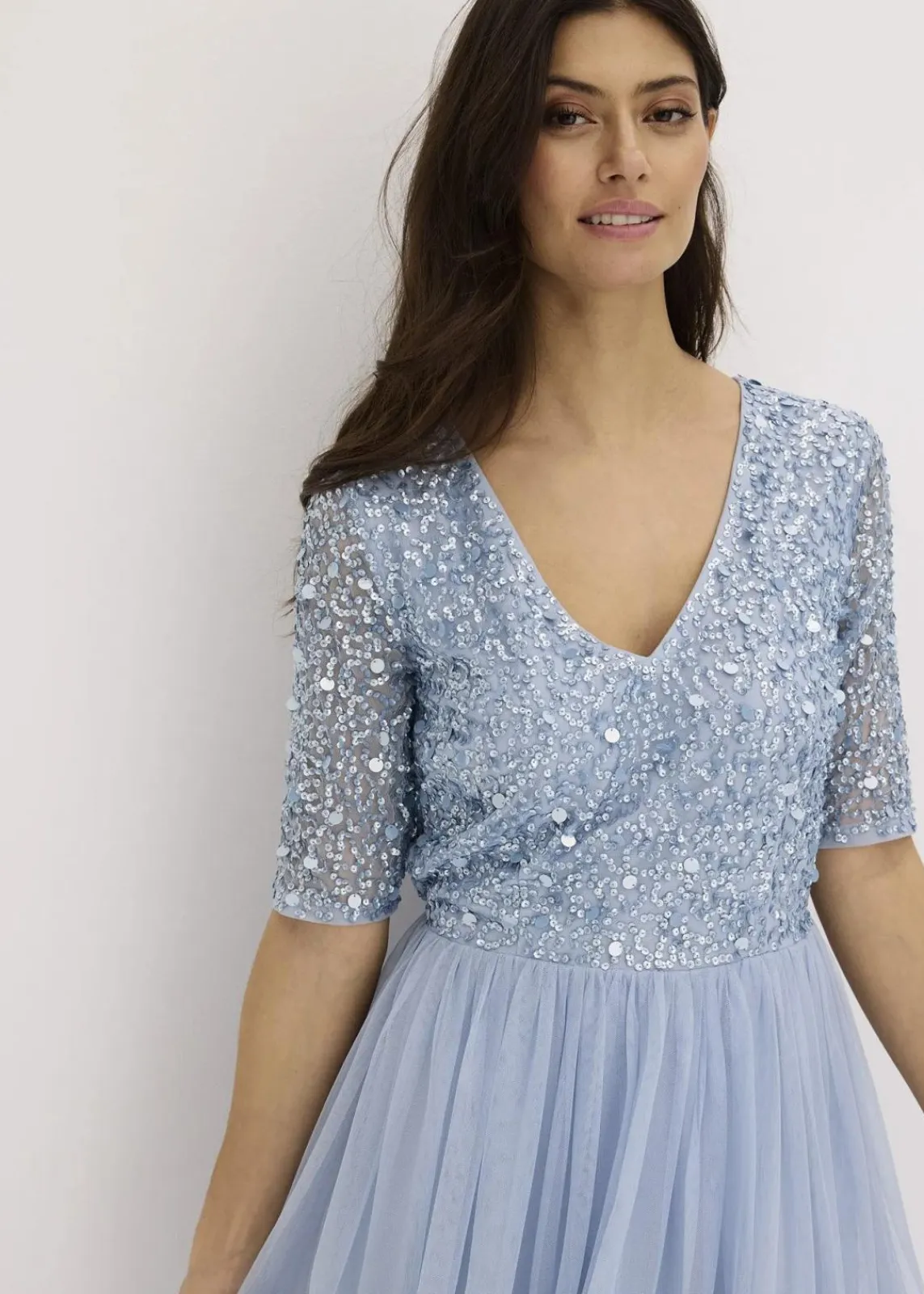 bonprix Kleider|Festliche Mode^Abendkleid aus zartem Tüll mit Paillettenstickerei puderblau