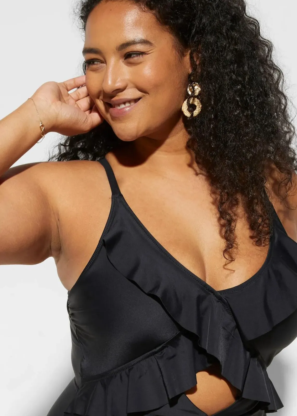 bonprix Nachhaltigere Materialien|Bademode·Badeanzüge^Badeanzug mit Cut-Out und Volants schwarz