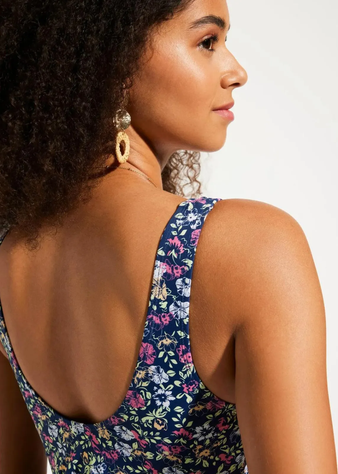 bonprix Nachhaltigere Materialien|Badeanzüge^Badeanzug mit seitlicher Raffung dunkelblau floral