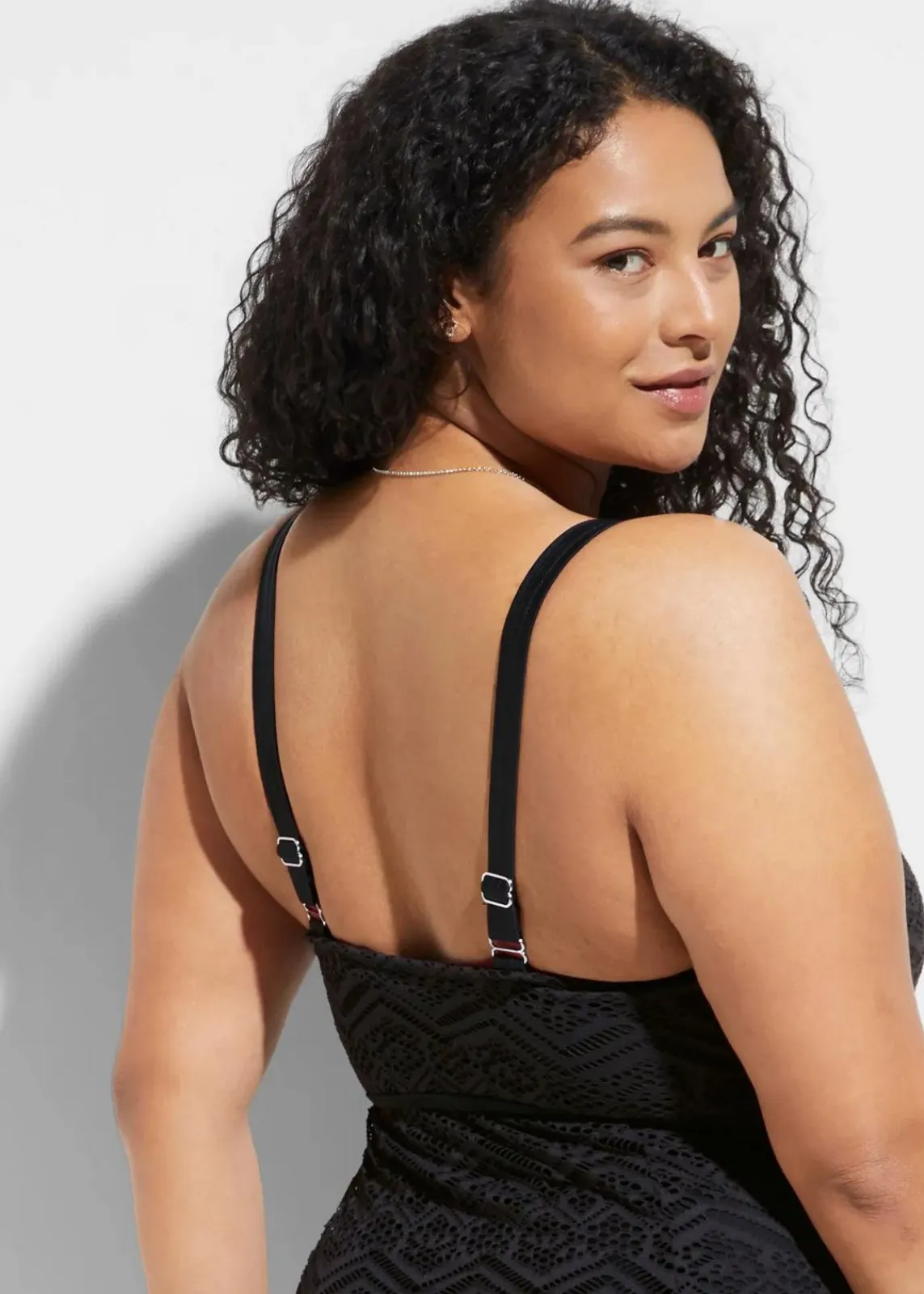 bonprix Nachhaltigere Materialien|Bedeckende Bademode^Badekleid mit Spitze schwarz