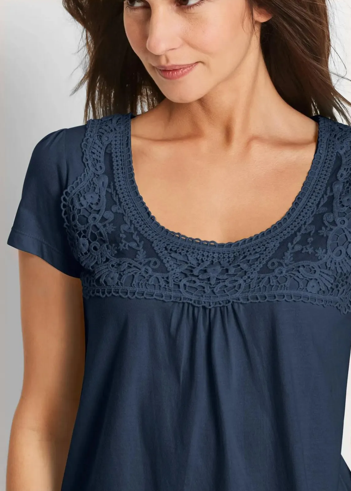 bonprix Nachhaltigere Materialien|Shirts & Tops^Baumwoll Shirt mit Spitze, Kurzarm dunkelblau