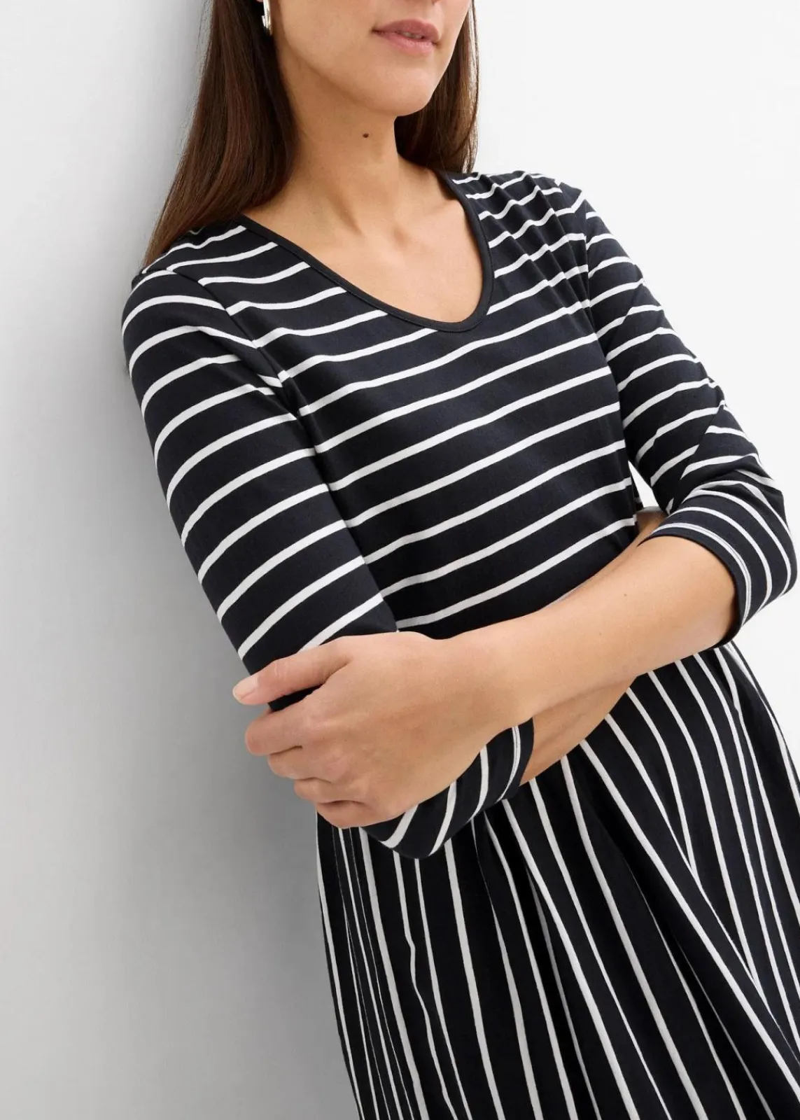 bonprix Bekleidung·Pullover & Strickjacken|Kleider^Baumwoll-Jerseykleid, Midilänge schwarz/wollweiß gestreift