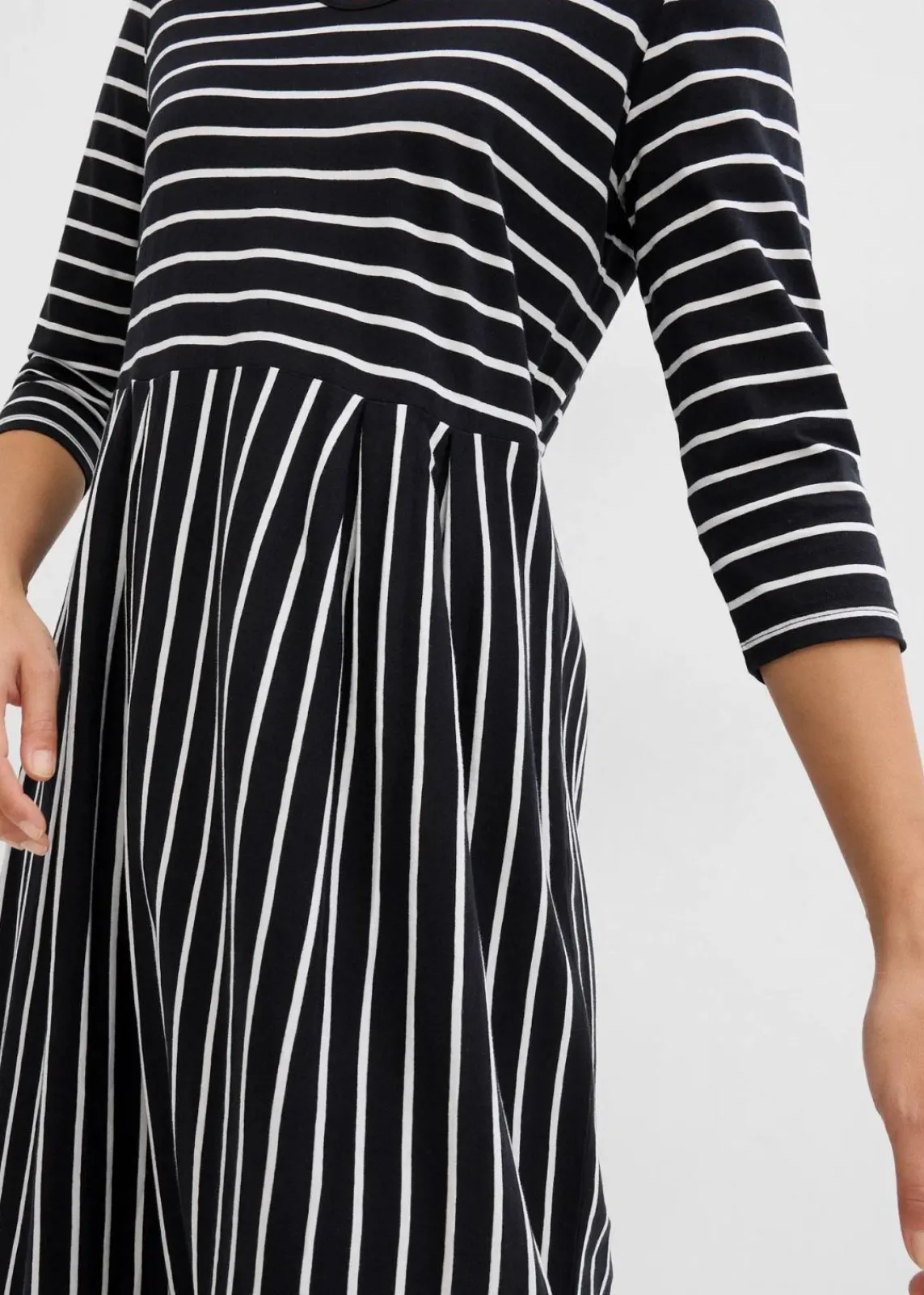 bonprix Bekleidung·Pullover & Strickjacken|Kleider^Baumwoll-Jerseykleid, Midilänge schwarz/wollweiß gestreift