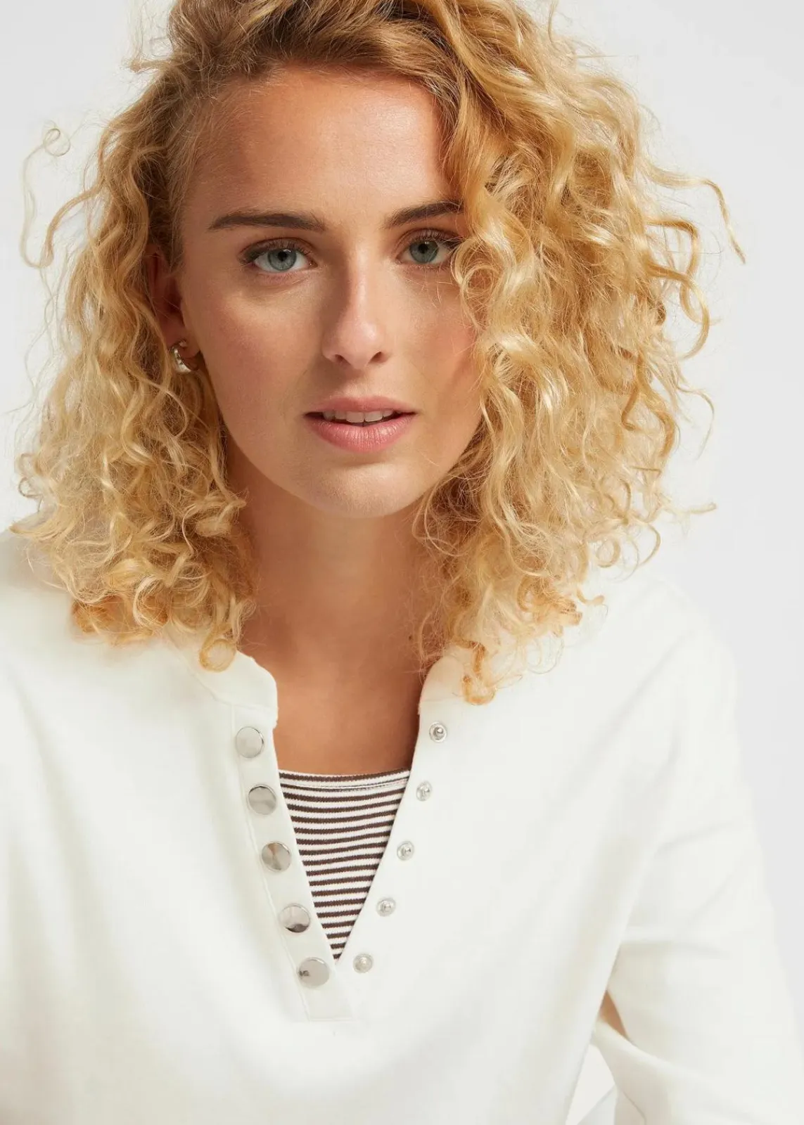 bonprix Shirts & Tops|Nachhaltigere Materialien^Baumwoll-Langarmshirt, 2 in 1-Optik wollweiß/dunkelbraun gestreift