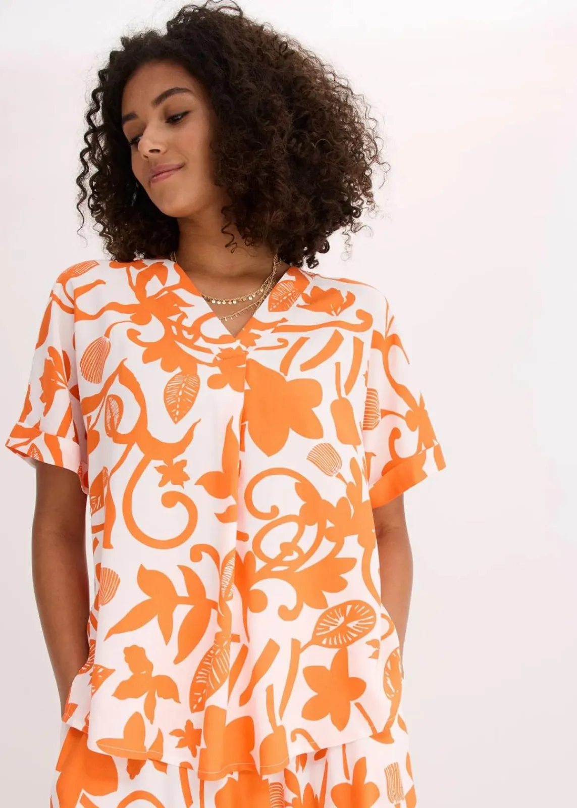 bonprix Bekleidung·Jacken & Mäntel|Blusen & Tuniken^bedruckte Tunikabluse aus fließender Viskose wollweiß/mango floral