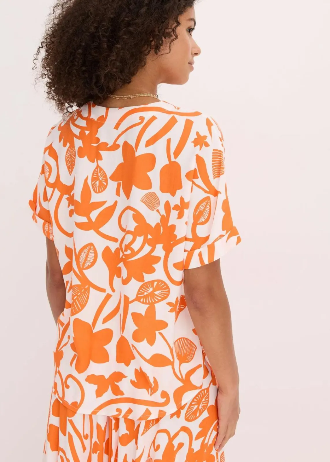 bonprix Bekleidung·Jacken & Mäntel|Blusen & Tuniken^bedruckte Tunikabluse aus fließender Viskose wollweiß/mango floral