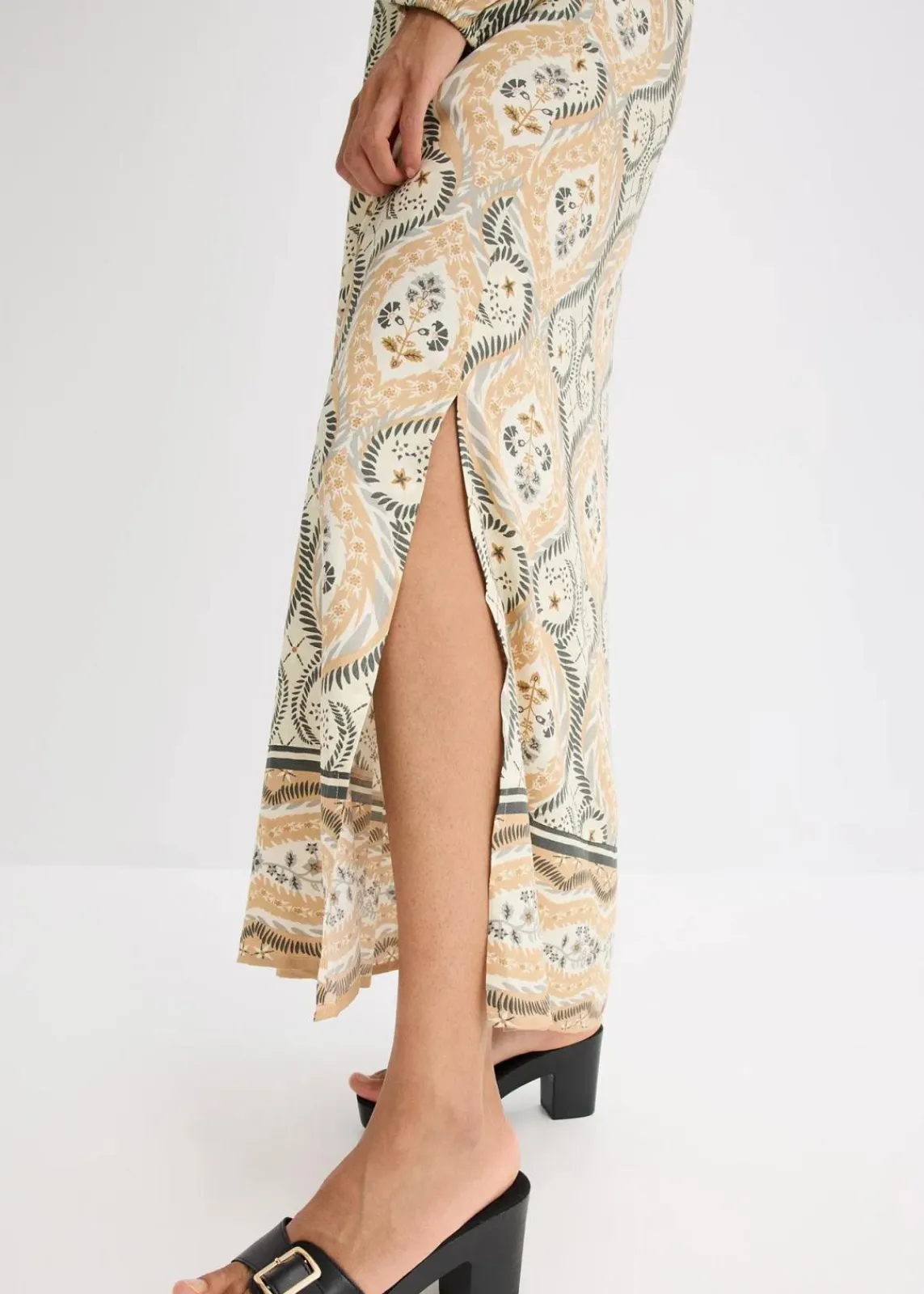 bonprix Bekleidung·Pullover & Strickjacken|Nachhaltigere Materialien^bedrucktes Kaftan-Kleid aus fließender Viskose sand bedruckt