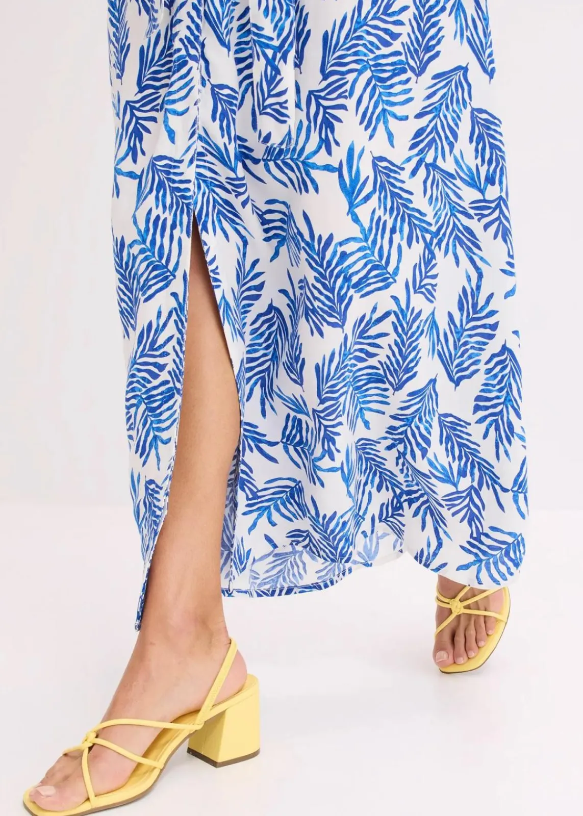 bonprix Nachhaltigere Materialien|Kleider^bedrucktes Maxikleid aus fließender Viskose weiß/blau floral
