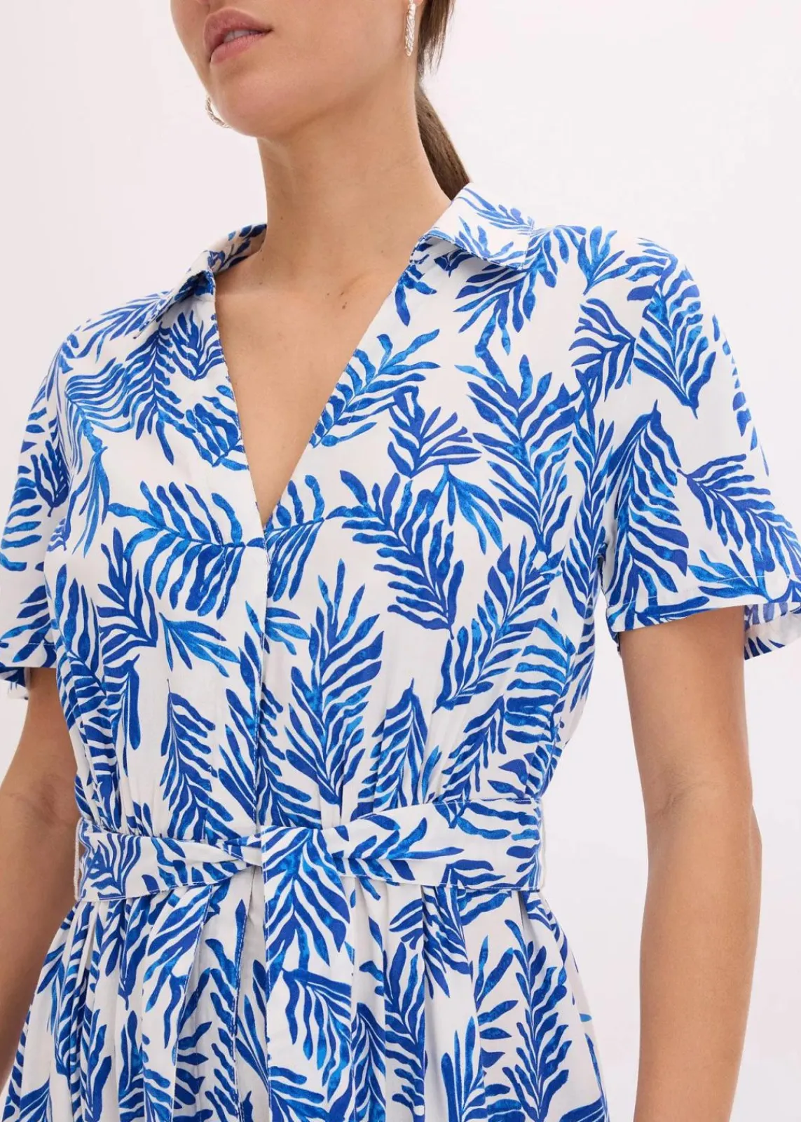 bonprix Nachhaltigere Materialien|Kleider^bedrucktes Maxikleid aus fließender Viskose weiß/blau floral