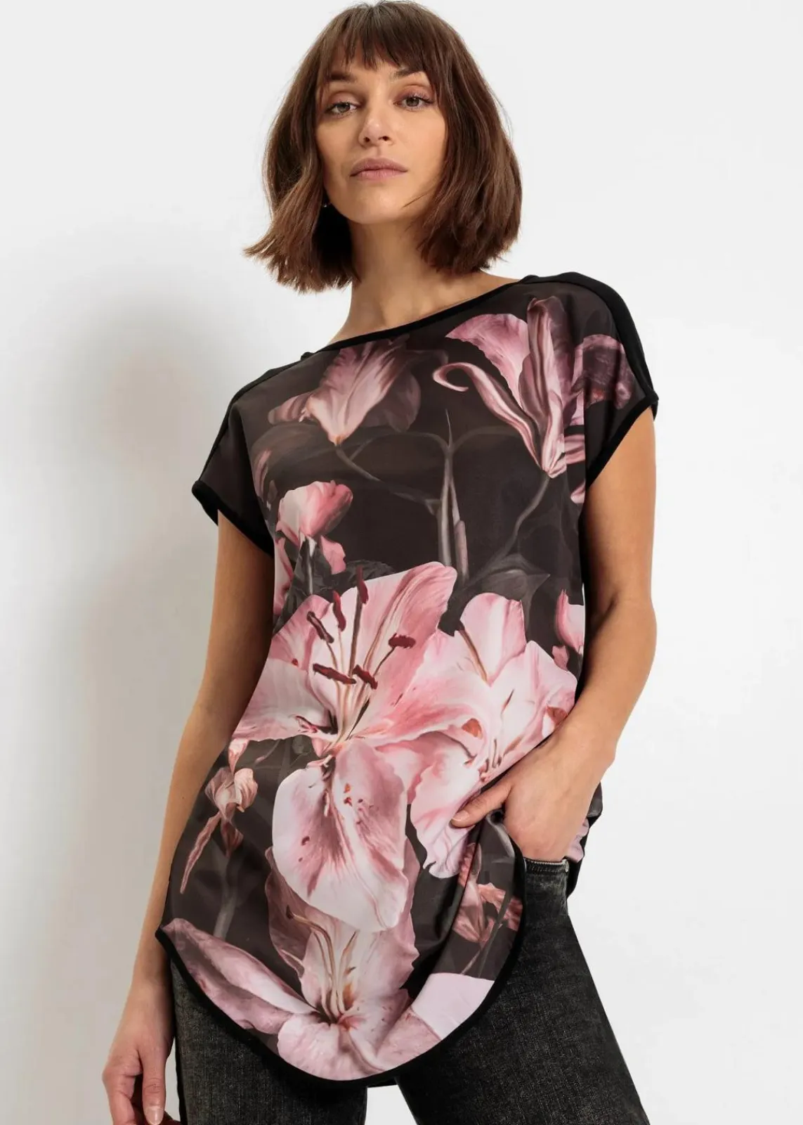 bonprix Shirts & Tops|Nachhaltigere Materialien^Bedrucktes Shirt aus softem Viskose-Mix schwarz/rosa lilien
