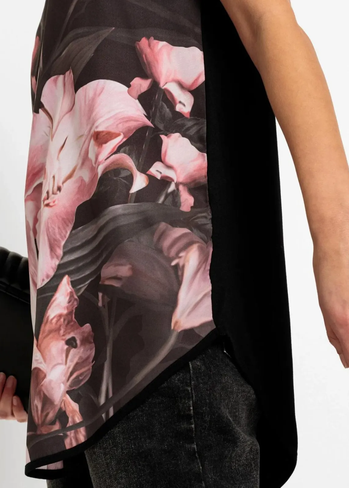 bonprix Shirts & Tops|Nachhaltigere Materialien^Bedrucktes Shirt aus softem Viskose-Mix schwarz/rosa lilien