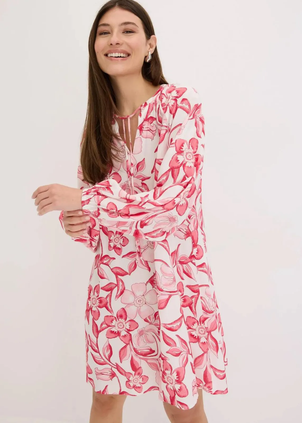 bonprix Bekleidung·Pullover & Strickjacken|Nachhaltigere Materialien^bedrucktes Tunika-Kleid aus fließender Viskose wollweiß/pink floral