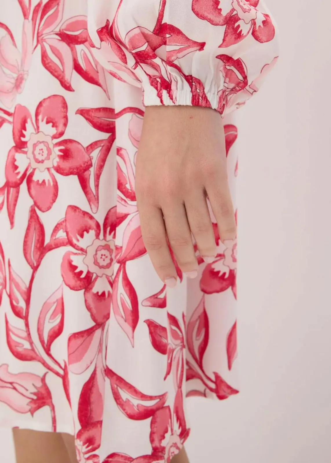 bonprix Bekleidung·Pullover & Strickjacken|Nachhaltigere Materialien^bedrucktes Tunika-Kleid aus fließender Viskose wollweiß/pink floral