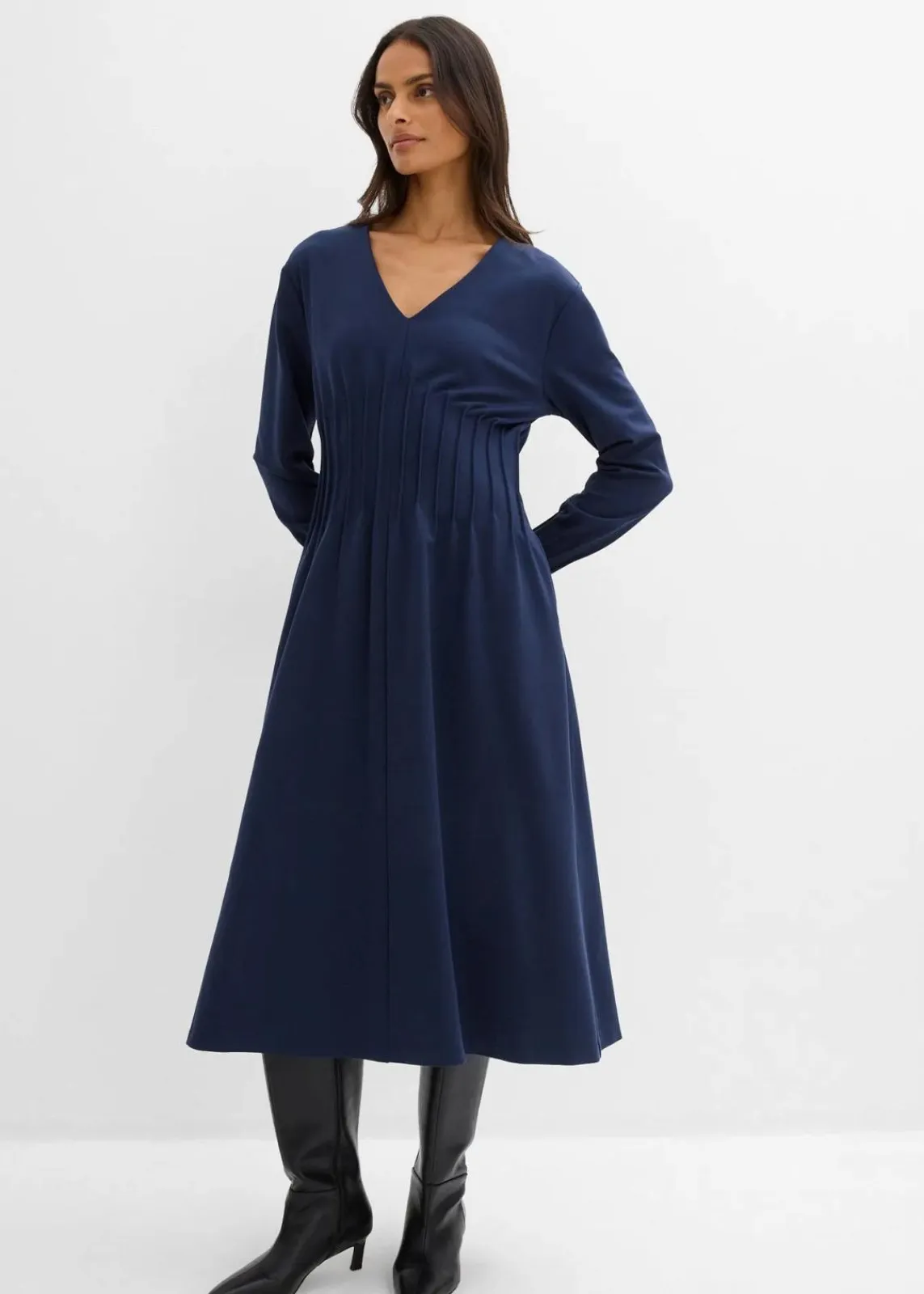 bonprix Kleider|Bekleidung·Pullover & Strickjacken^Bequemes Kleid mit Zierfalten aus Viskose-Mix dunkelblau