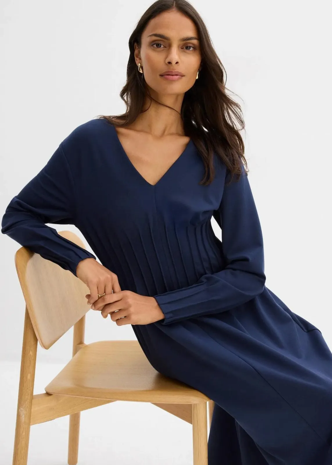 bonprix Kleider|Bekleidung·Pullover & Strickjacken^Bequemes Kleid mit Zierfalten aus Viskose-Mix dunkelblau