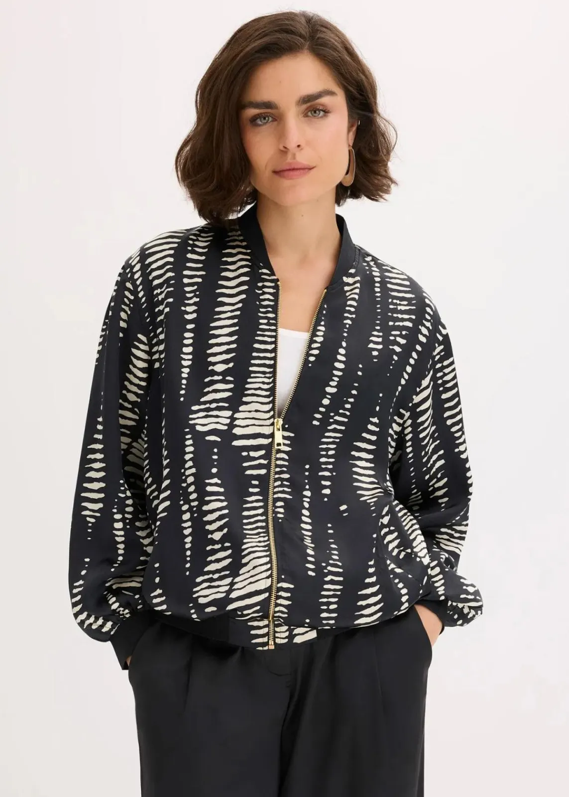 bonprix Bekleidung·Hosen|Jacken & Mäntel^Blouson aus fließendem Satin schwarz/sand bedruckt