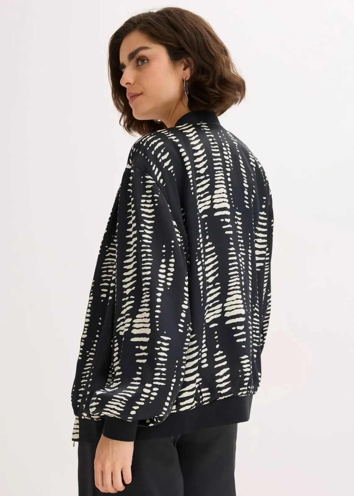 bonprix Bekleidung·Hosen|Jacken & Mäntel^Blouson aus fließendem Satin schwarz/sand bedruckt