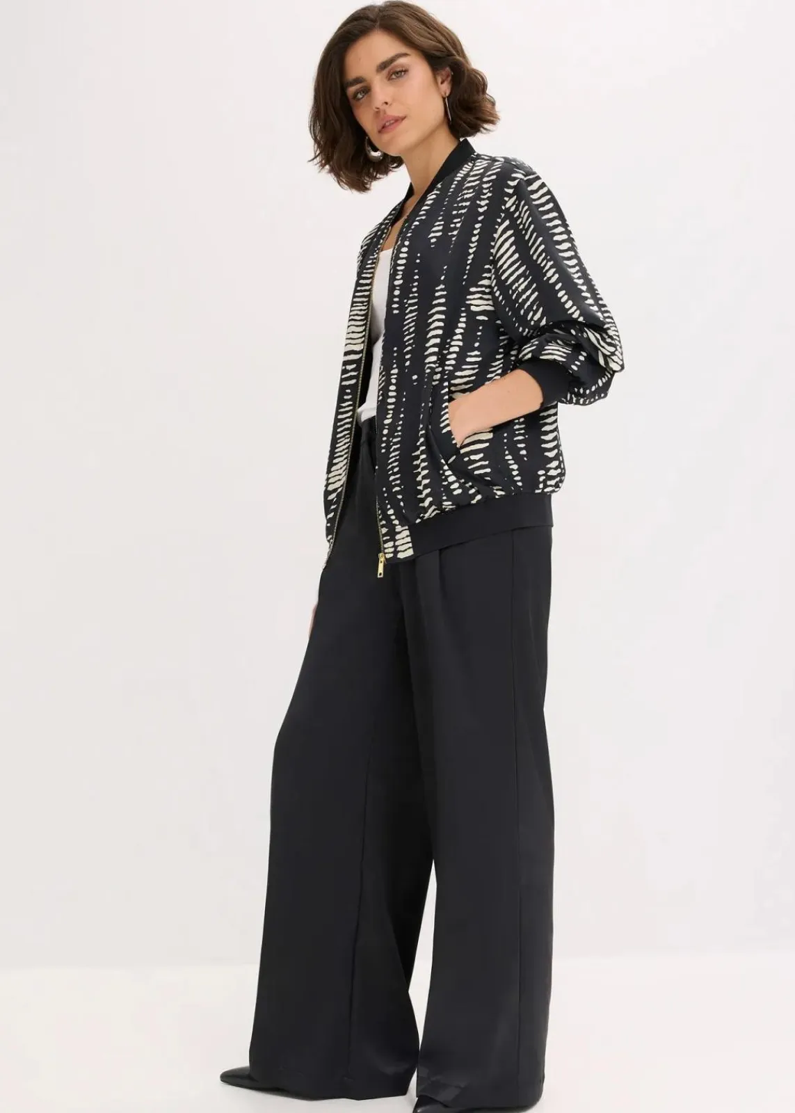 bonprix Bekleidung·Hosen|Jacken & Mäntel^Blouson aus fließendem Satin schwarz/sand bedruckt