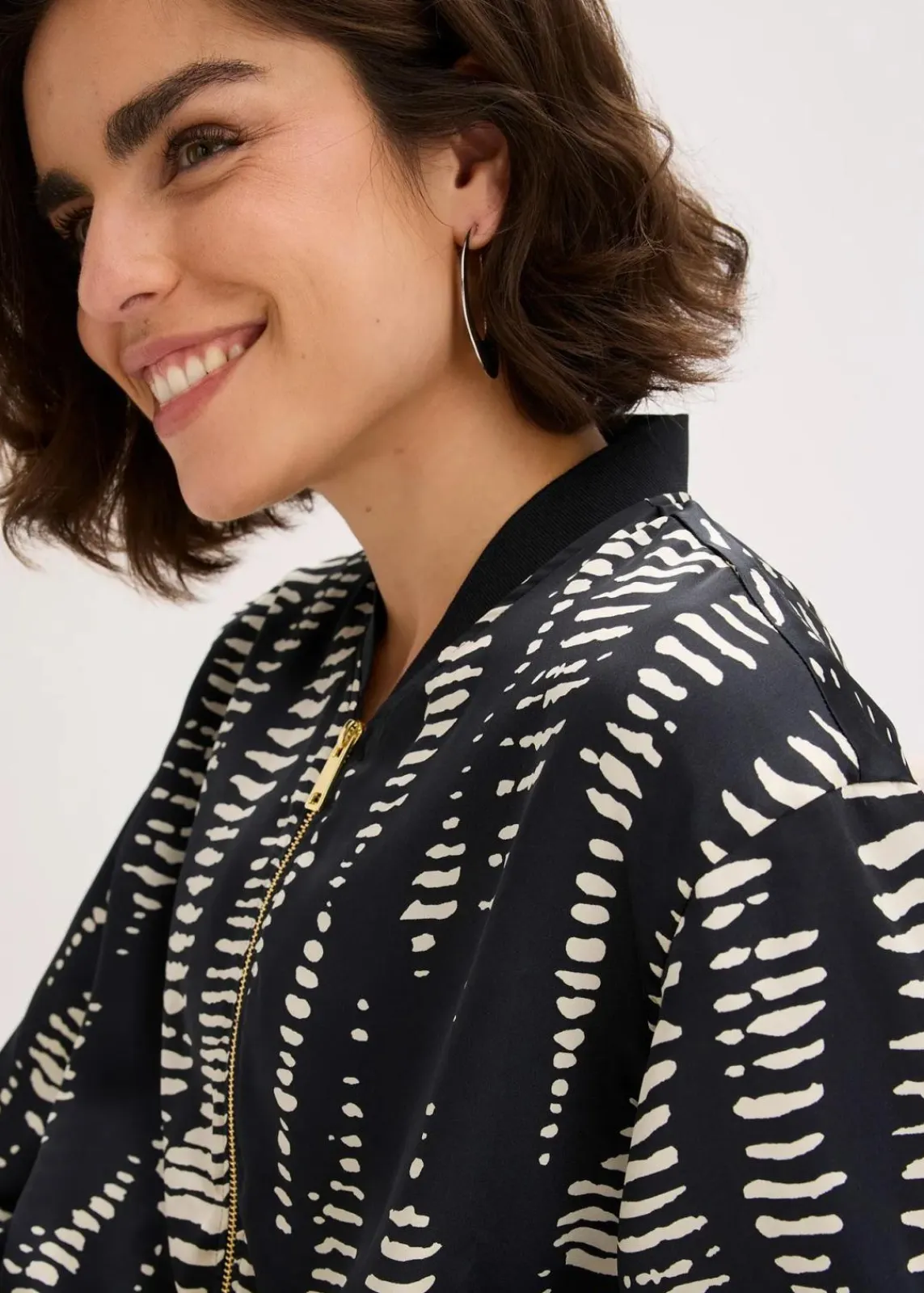 bonprix Bekleidung·Hosen|Jacken & Mäntel^Blouson aus fließendem Satin schwarz/sand bedruckt