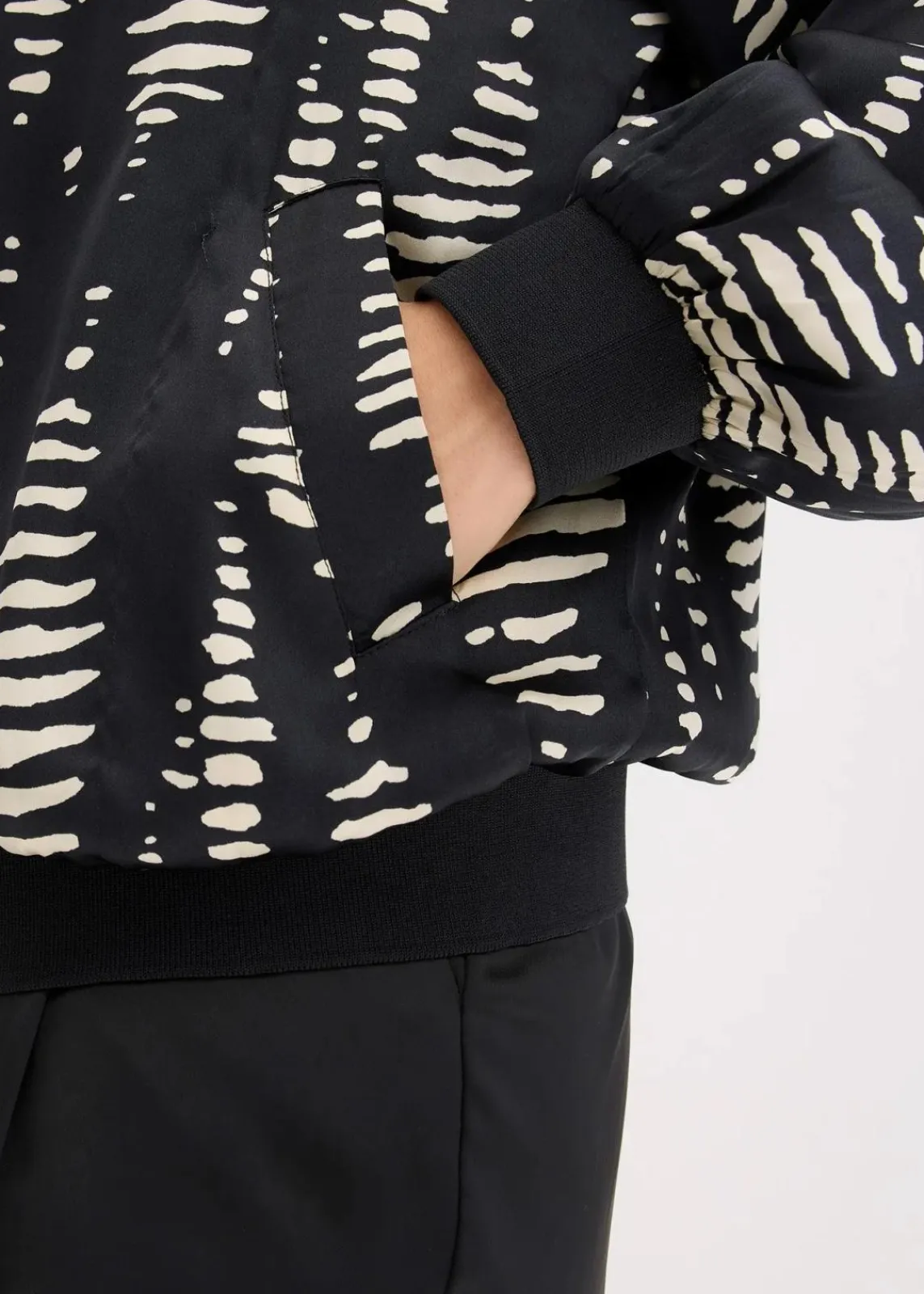 bonprix Bekleidung·Hosen|Jacken & Mäntel^Blouson aus fließendem Satin schwarz/sand bedruckt
