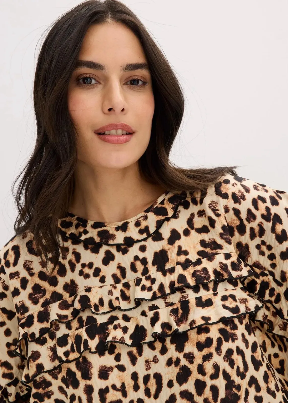 bonprix Bekleidung·Jacken & Mäntel|Blusen & Tuniken^Bluse aus feinem Viskose-Mix beige/schwarz leo bedruckt