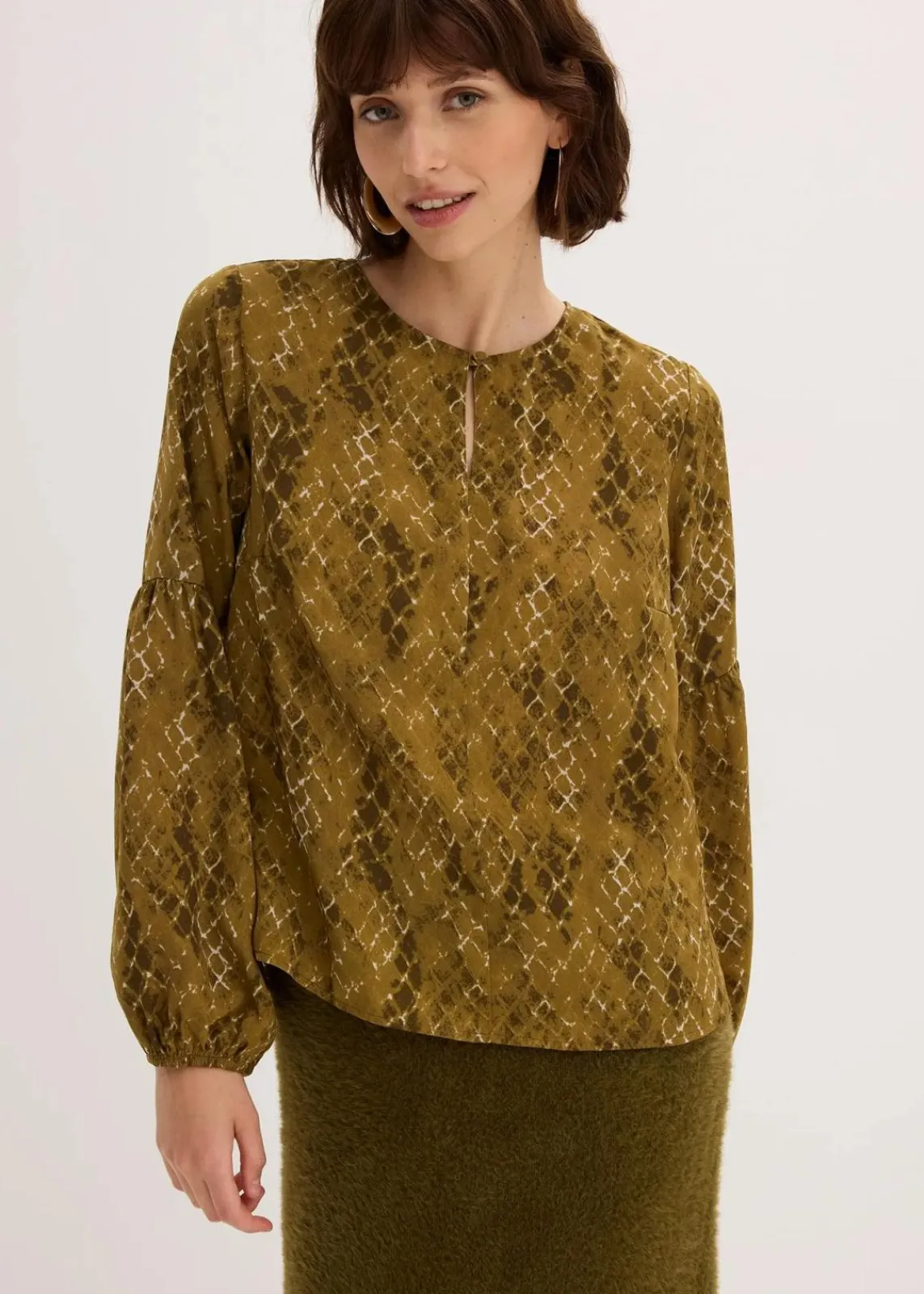 bonprix Bekleidung·Jacken & Mäntel|Nachhaltigere Materialien^Bluse aus fließendem Satin erdoliv/mistelgrün bedruckt