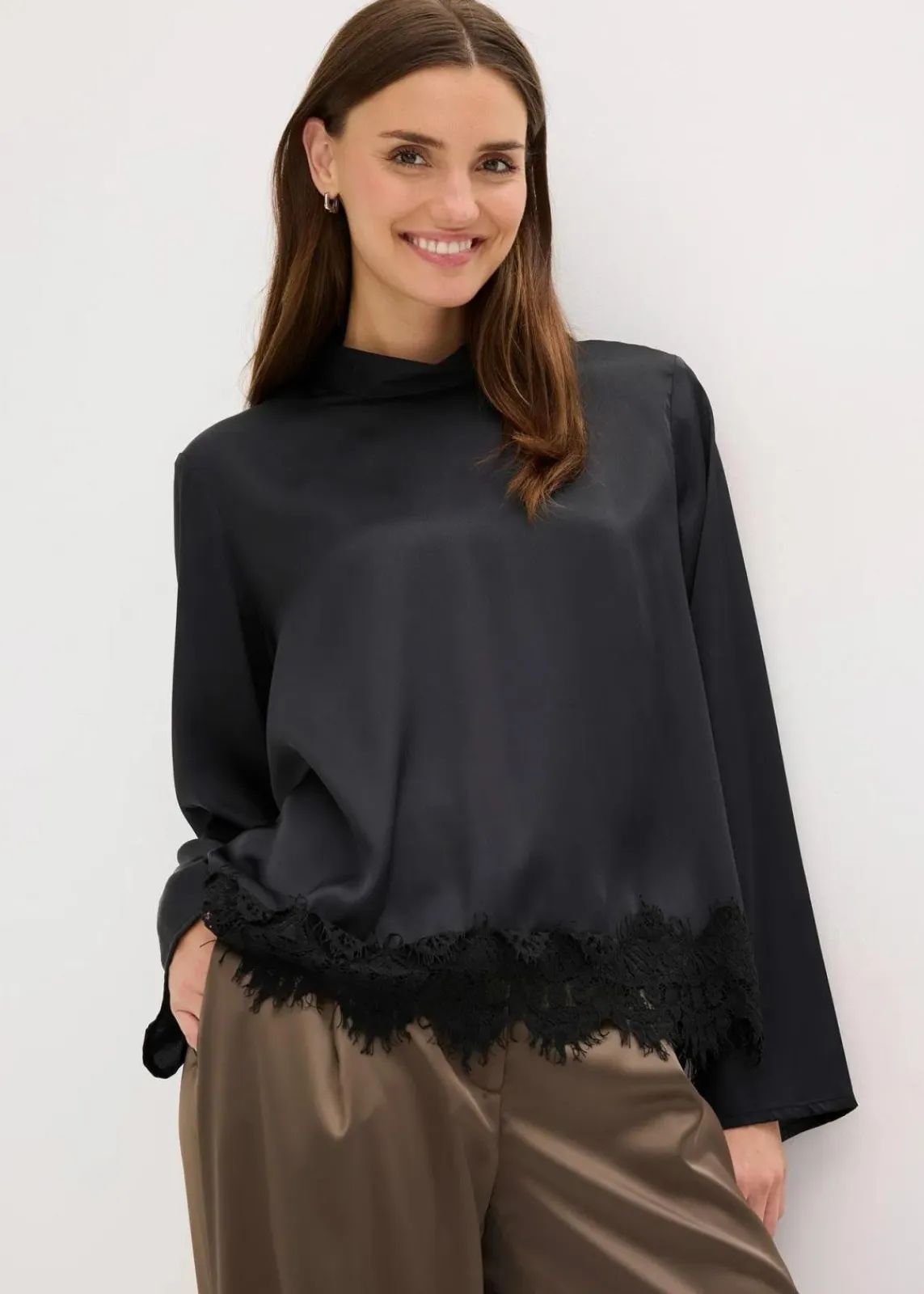 bonprix Bekleidung·Jacken & Mäntel|Blusen & Tuniken^Bluse aus fließendem Satin schwarz