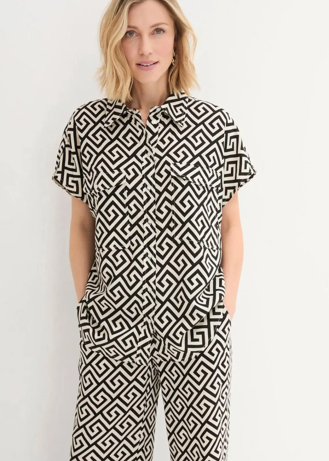 bonprix Bekleidung·Jacken & Mäntel|Blusen & Tuniken^Bluse aus fließender Viskose schwarz/natur bedruckt