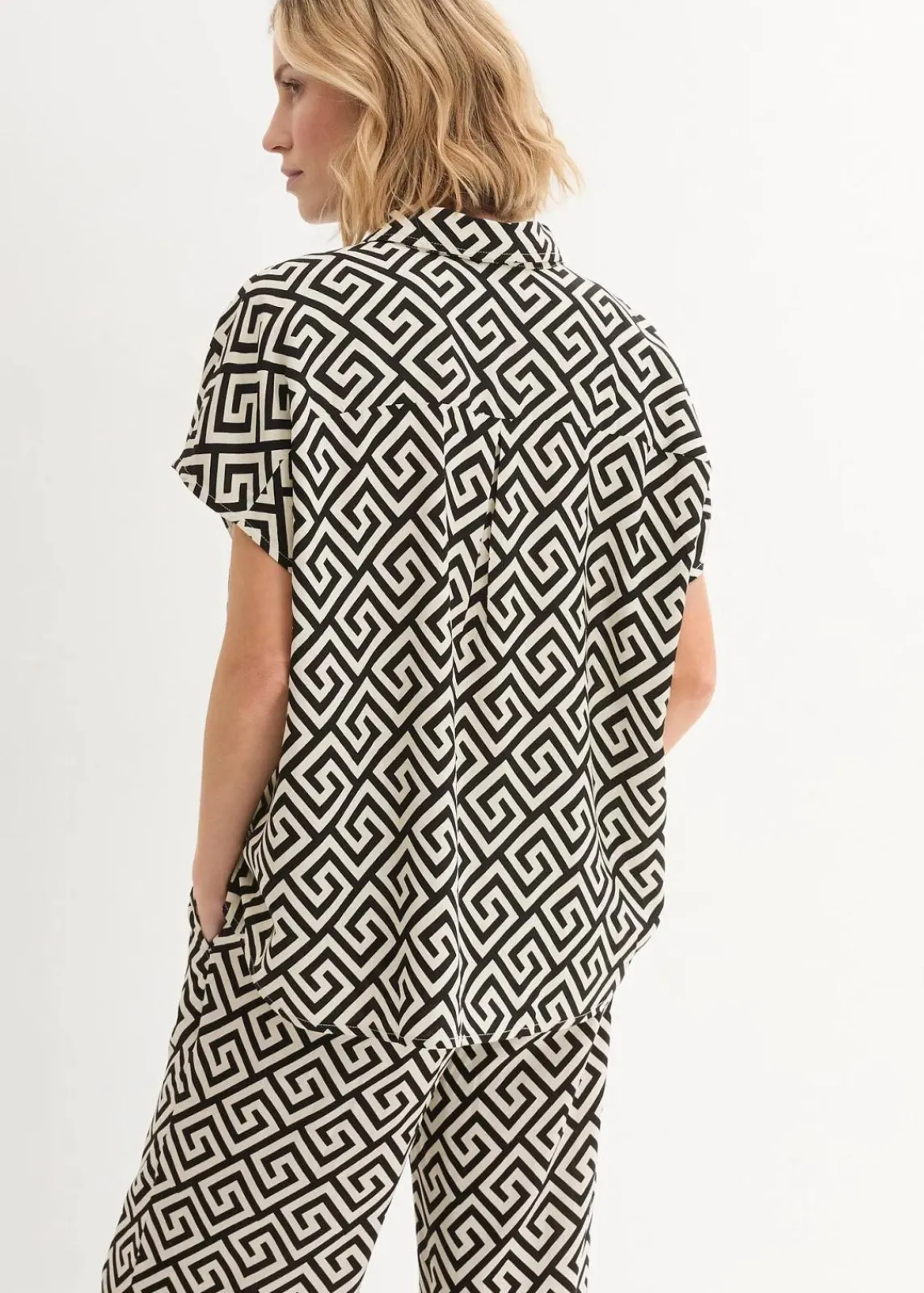 bonprix Bekleidung·Jacken & Mäntel|Blusen & Tuniken^Bluse aus fließender Viskose schwarz/natur bedruckt