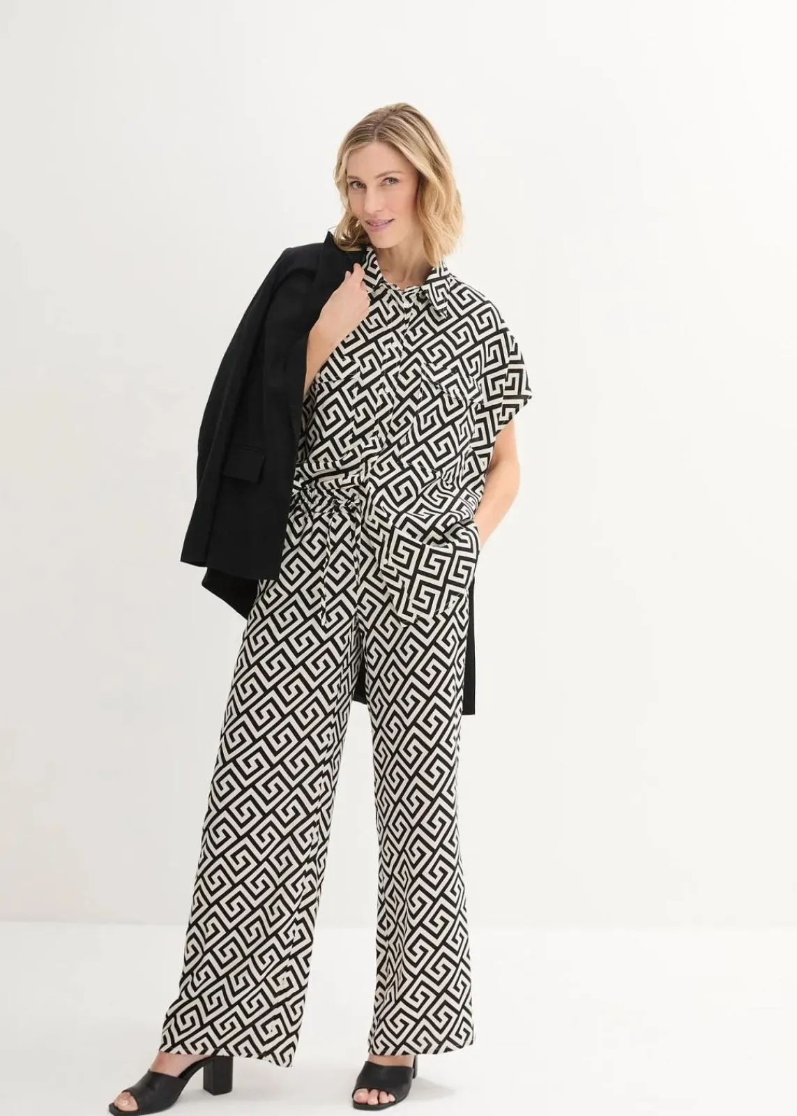 bonprix Bekleidung·Jacken & Mäntel|Blusen & Tuniken^Bluse aus fließender Viskose schwarz/natur bedruckt