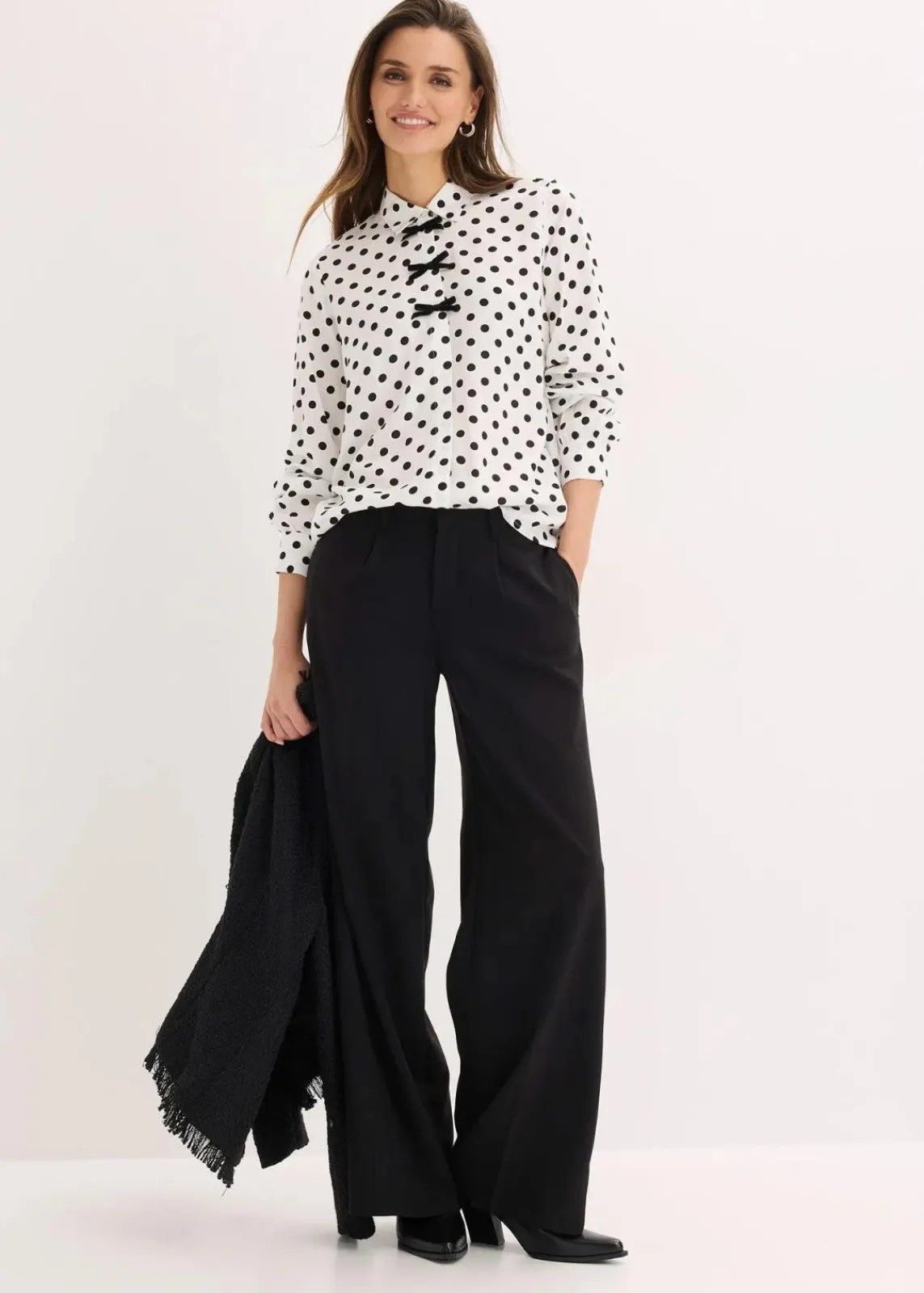 bonprix Bekleidung·Jacken & Mäntel|Nachhaltigere Materialien^Bluse aus fließender Viskose wollweiß/schwarz gepunktet