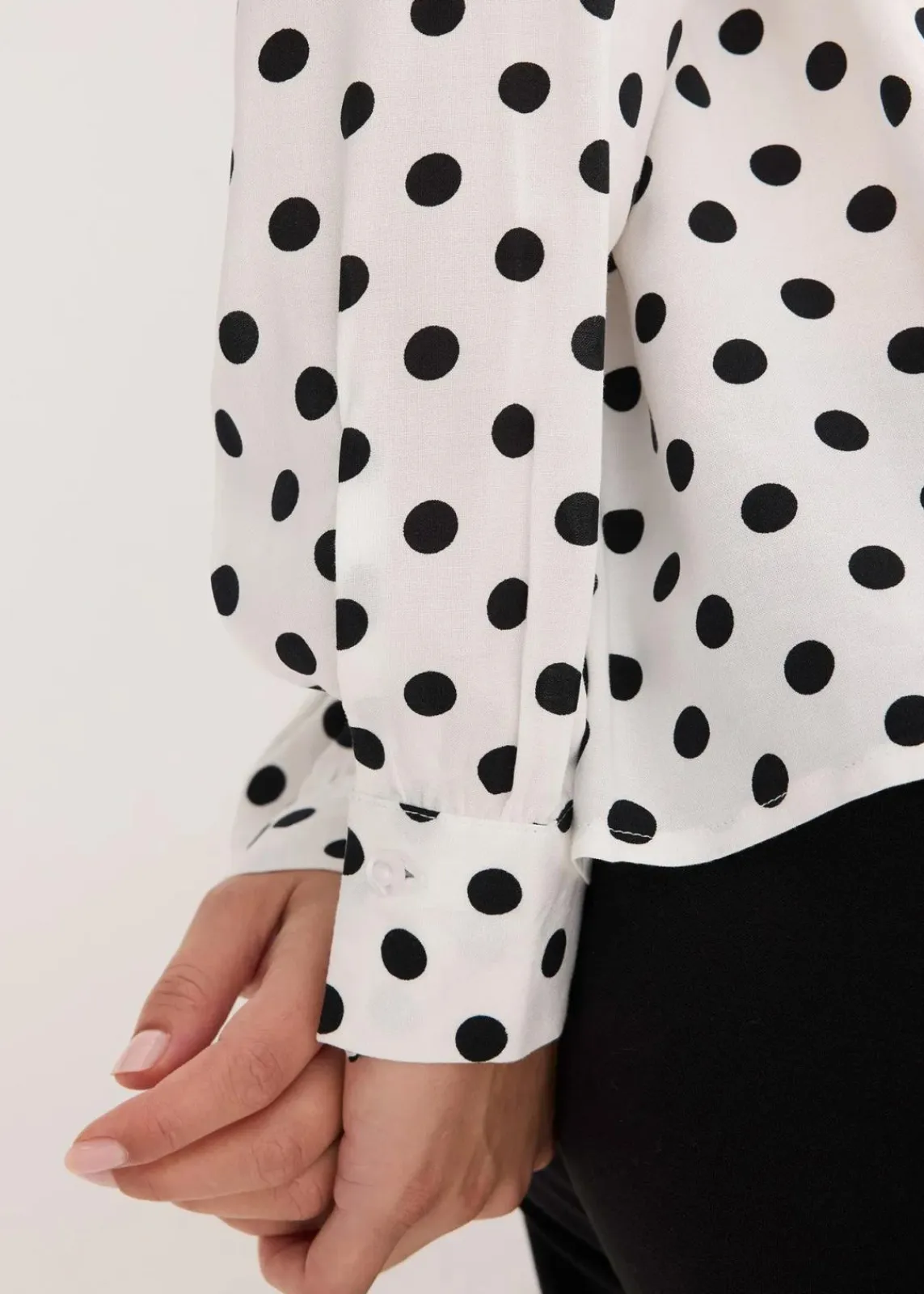 bonprix Bekleidung·Jacken & Mäntel|Nachhaltigere Materialien^Bluse aus fließender Viskose wollweiß/schwarz gepunktet