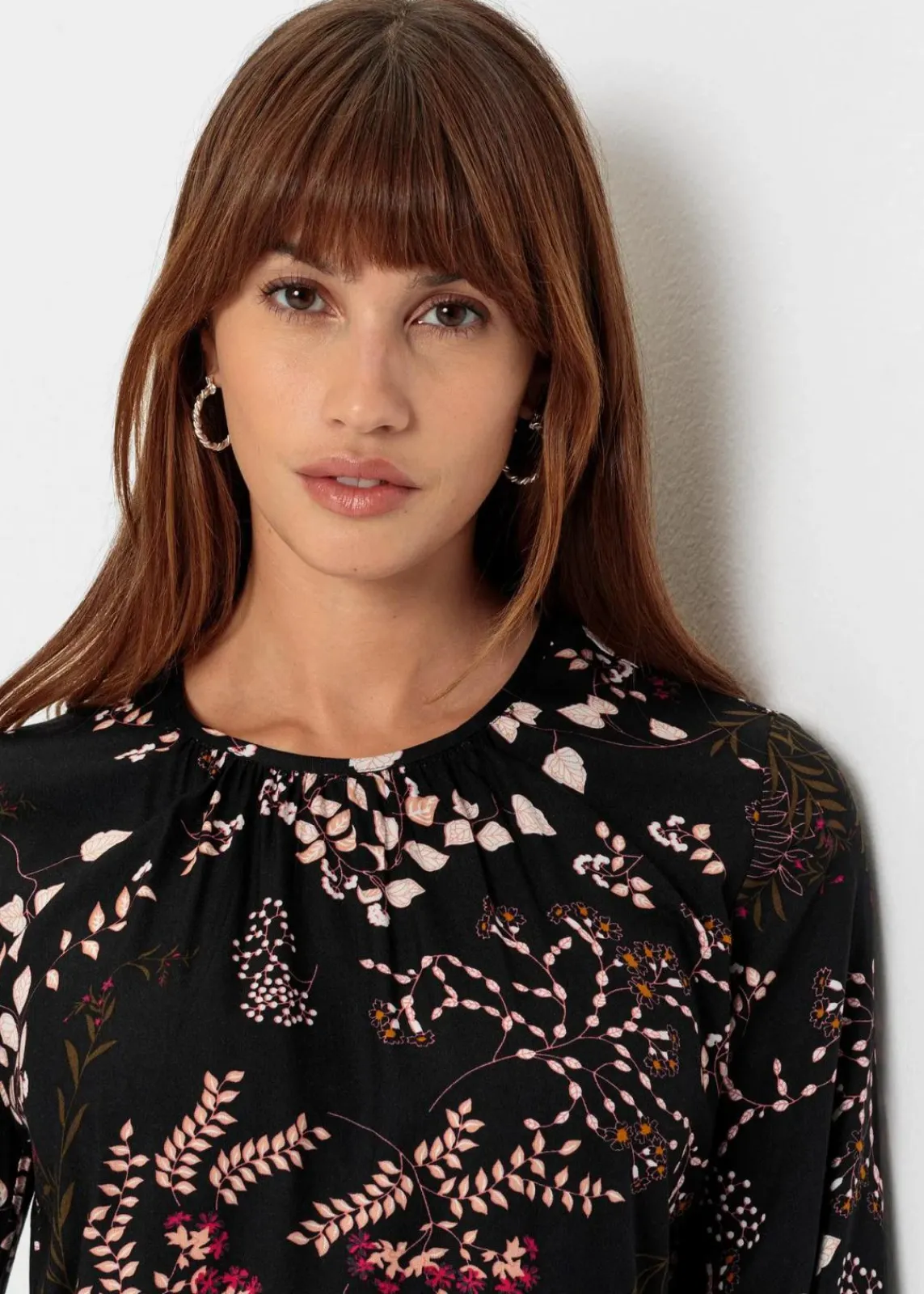 bonprix Blusen & Tuniken|Nachhaltigere Materialien^Bluse aus nachhaltiger Viskose schwarz geblümt