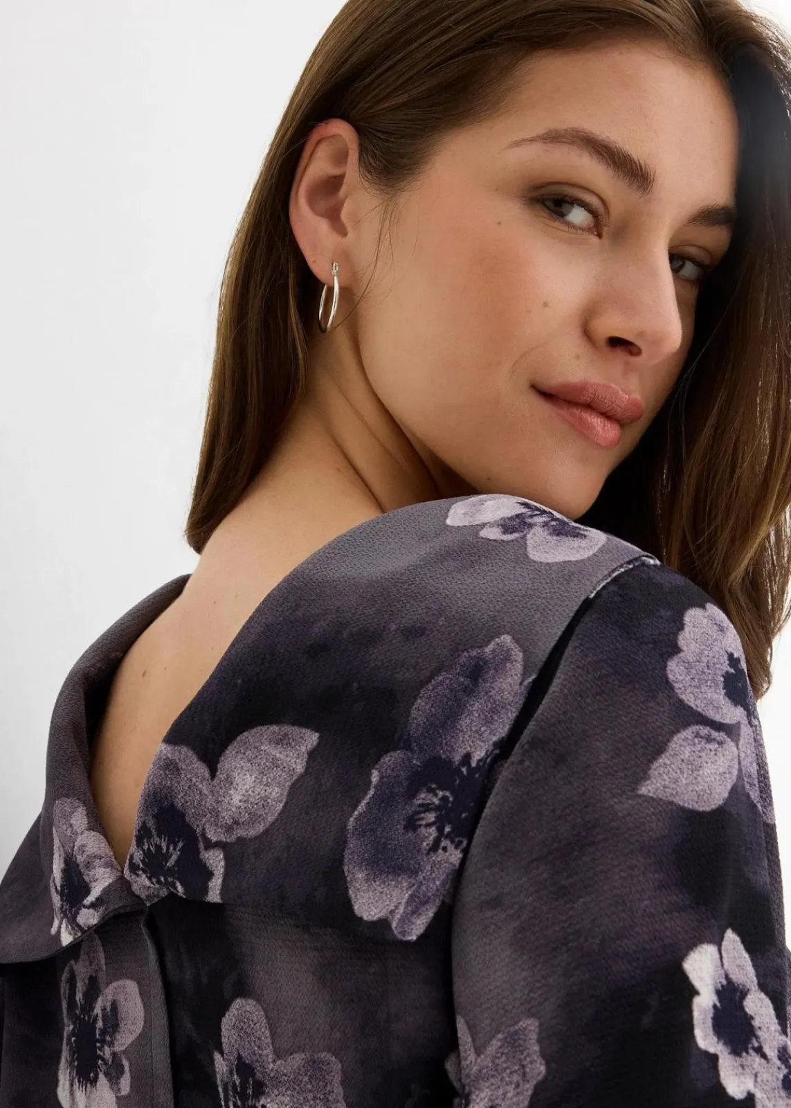 bonprix Bekleidung·Jacken & Mäntel|Blusen & Tuniken^Bluse aus strukturiertem Crêpe dunkelgrau floral