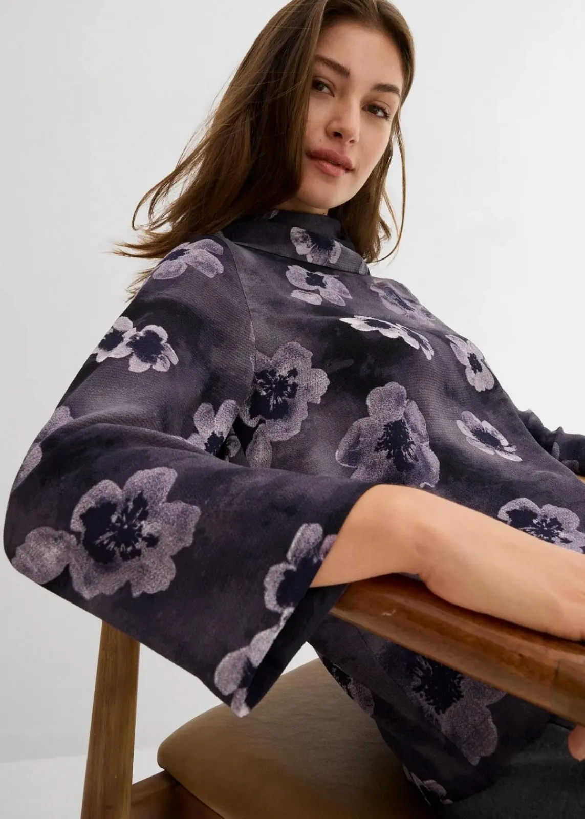 bonprix Bekleidung·Jacken & Mäntel|Blusen & Tuniken^Bluse aus strukturiertem Crêpe dunkelgrau floral