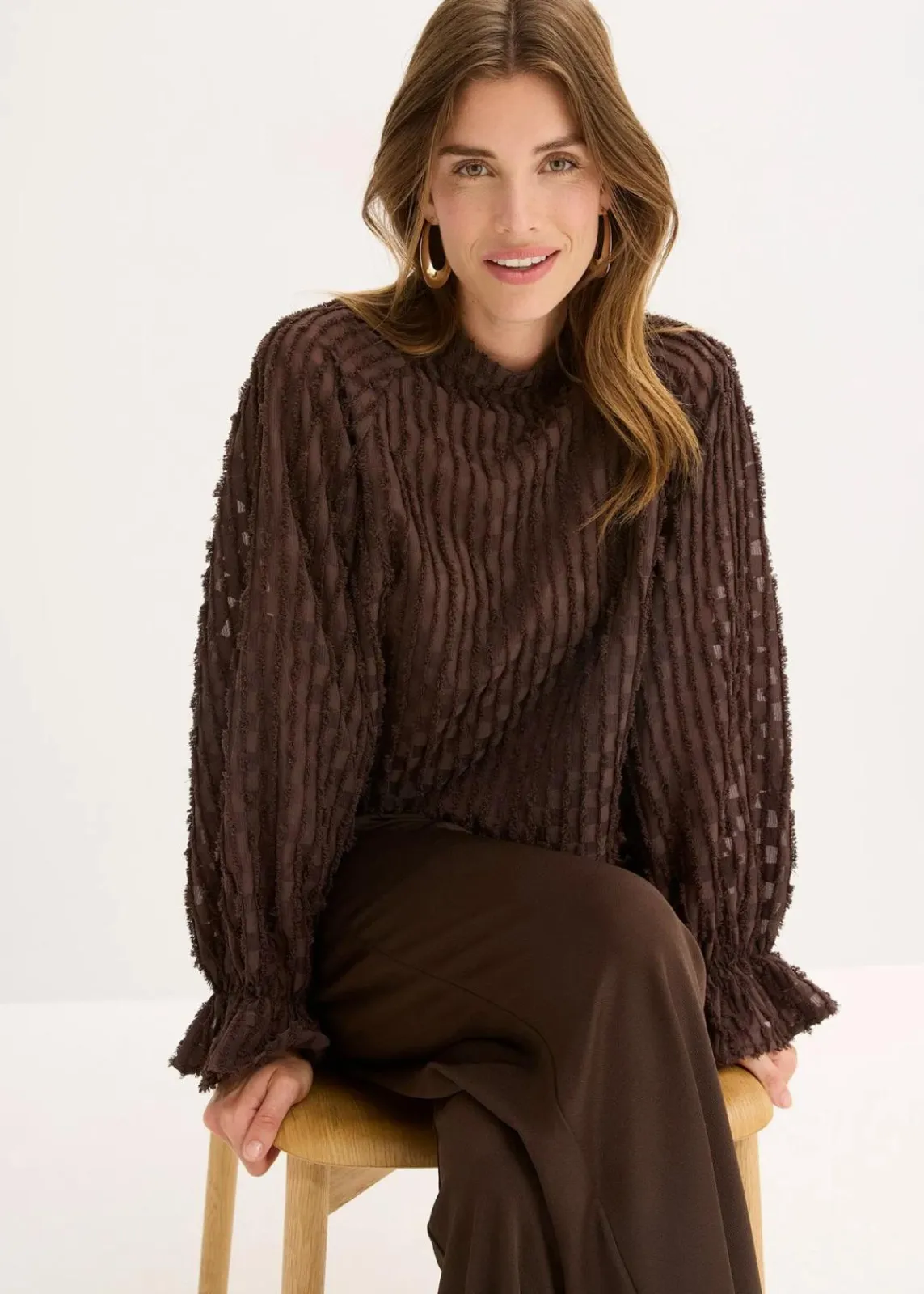 bonprix Blusen & Tuniken|Bekleidung·Jacken & Mäntel^Bluse aus strukturiertem Material dunkelbraun
