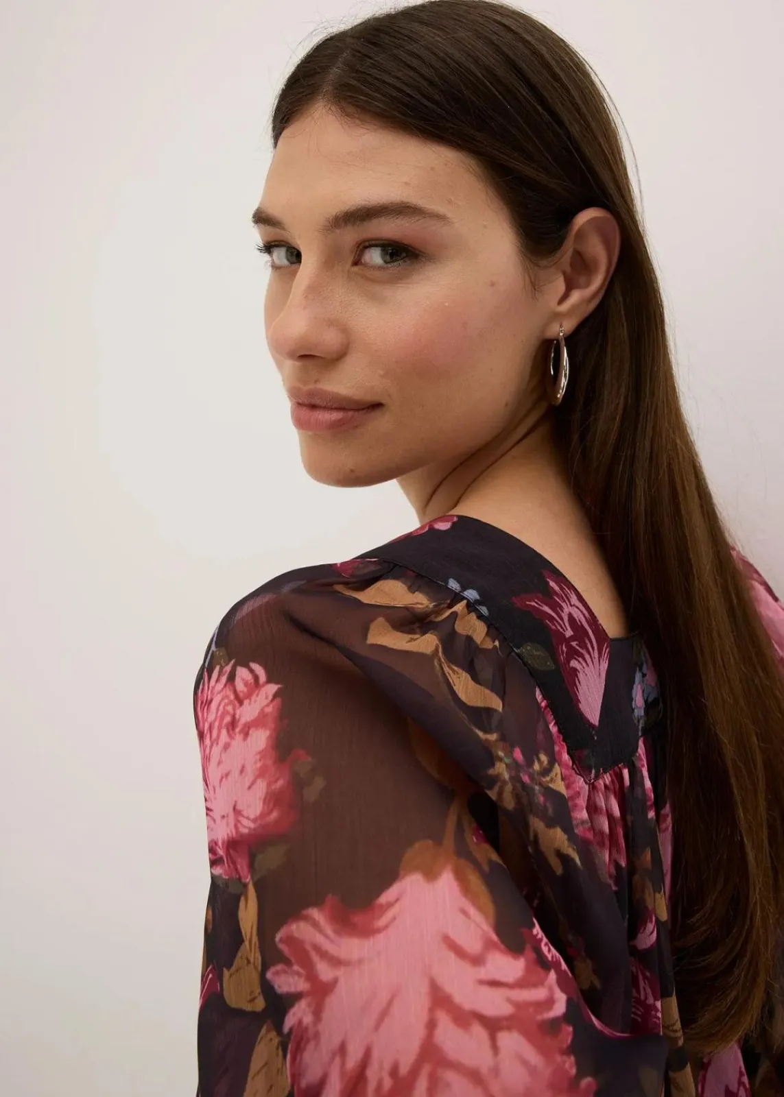 bonprix Blusen & Tuniken|Bekleidung·Jacken & Mäntel^Bluse mit Ballonsaum schwarz geblümt