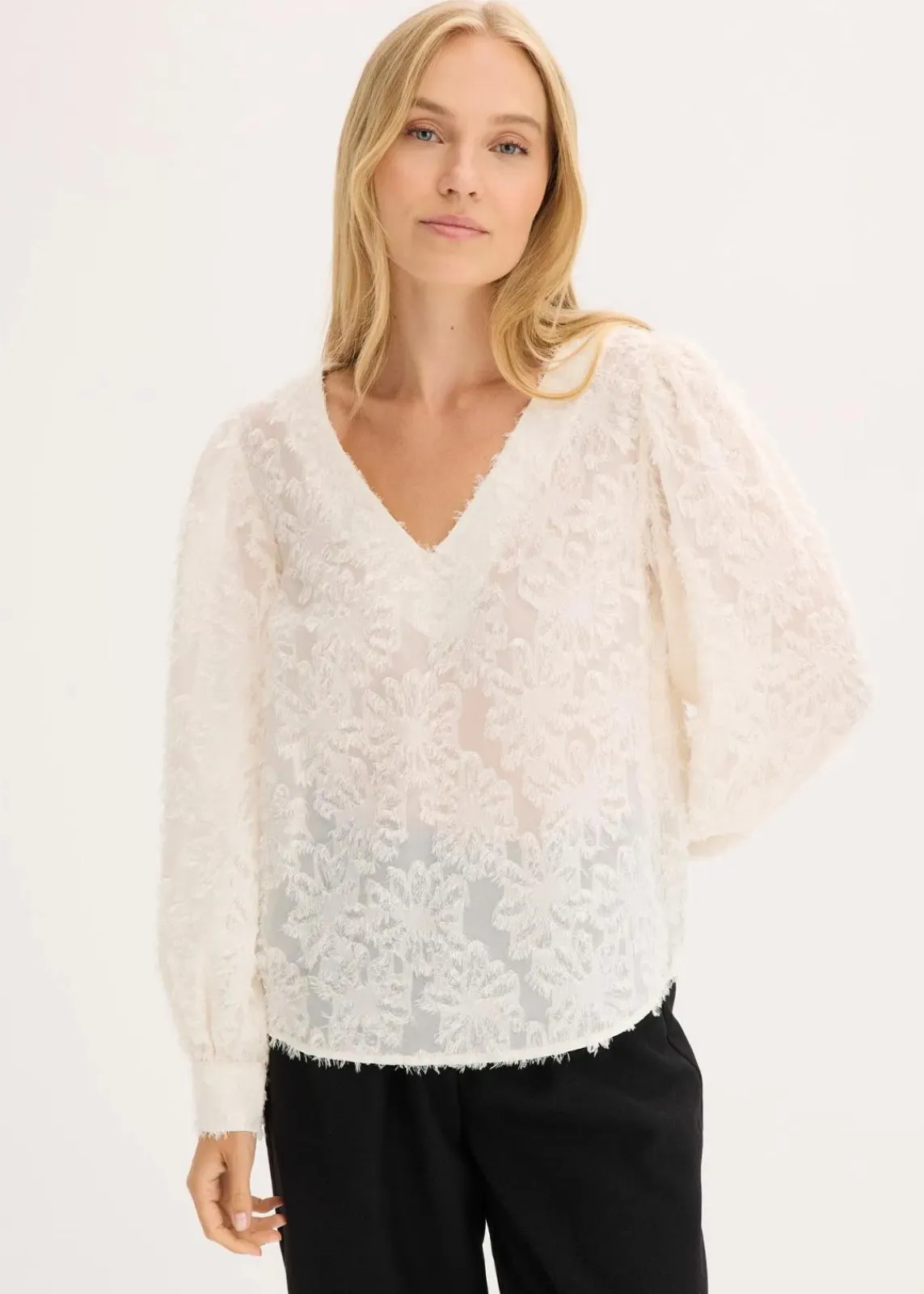 bonprix Blusen & Tuniken^Bluse mit floralem Strukturmuster creme