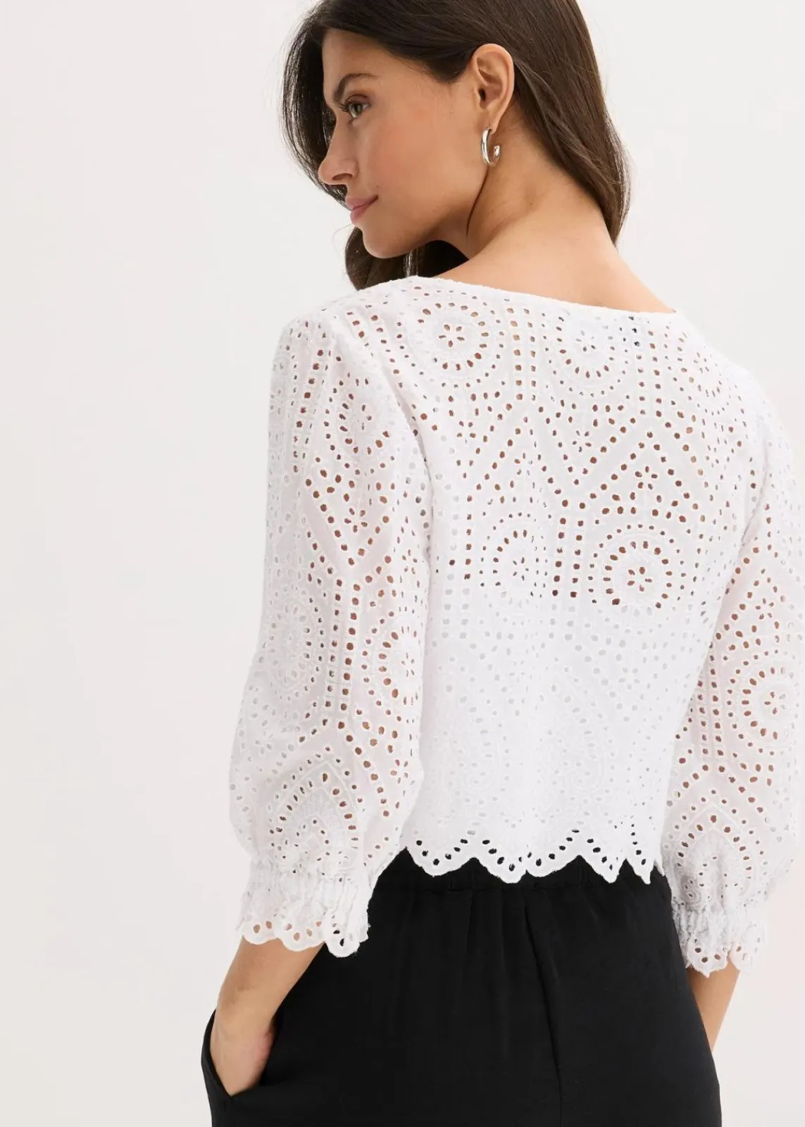 bonprix Blusen & Tuniken|Bekleidung·Jacken & Mäntel^Bluse mit Lochstickerei und Puffärmeln weiß