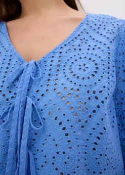 bonprix Bekleidung·Jacken & Mäntel|Blusen & Tuniken^Bluse mit Lochstickerei und Puffärmeln mittelblau
