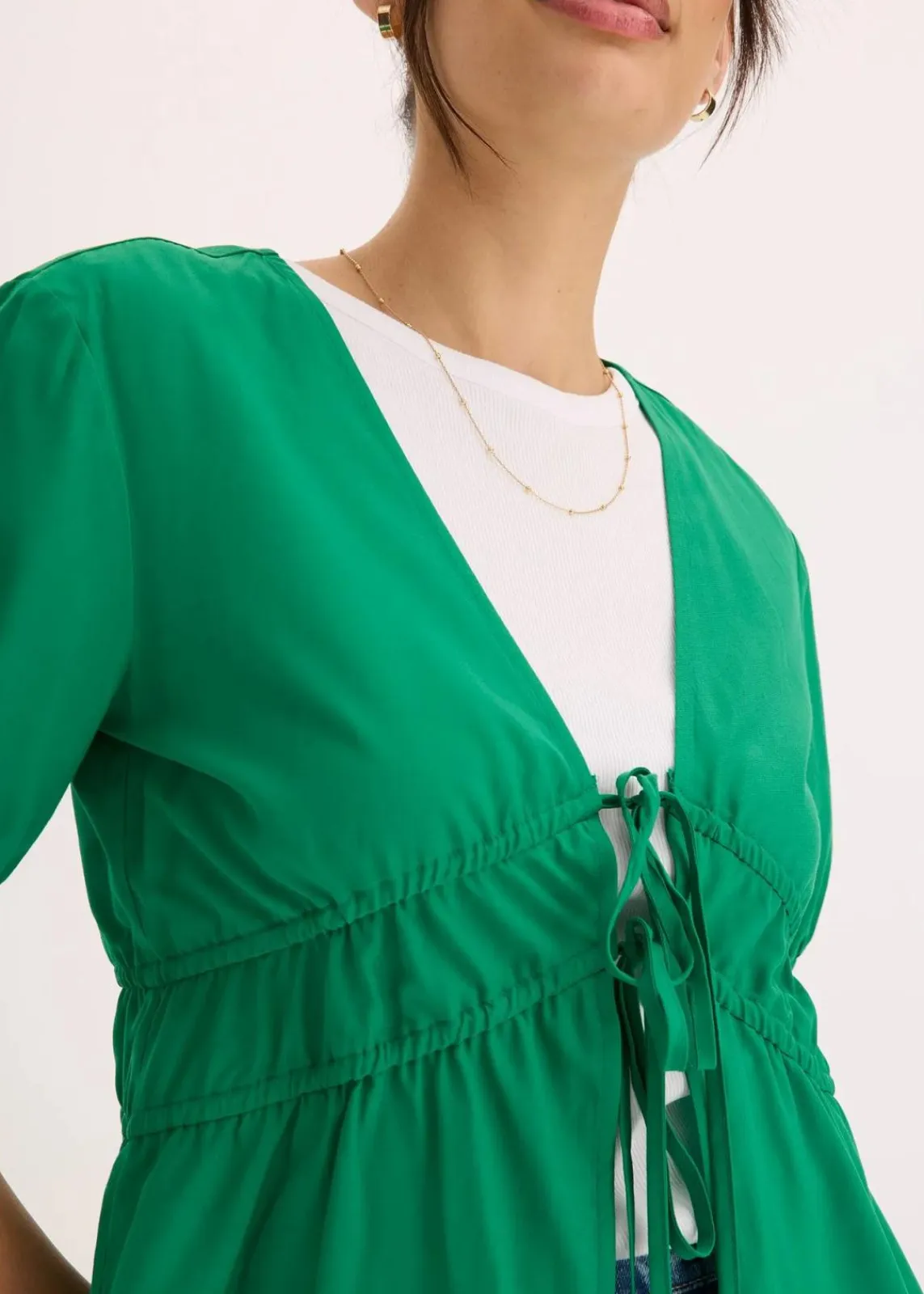 bonprix Blusen & Tuniken|Bekleidung·Jacken & Mäntel^Bluse mit Schleifen edelsteingrün