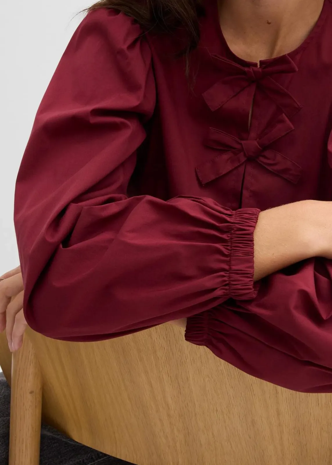 bonprix Blusen & Tuniken|Bekleidung·Jacken & Mäntel^Bluse mit Schleifendetails rubinrot