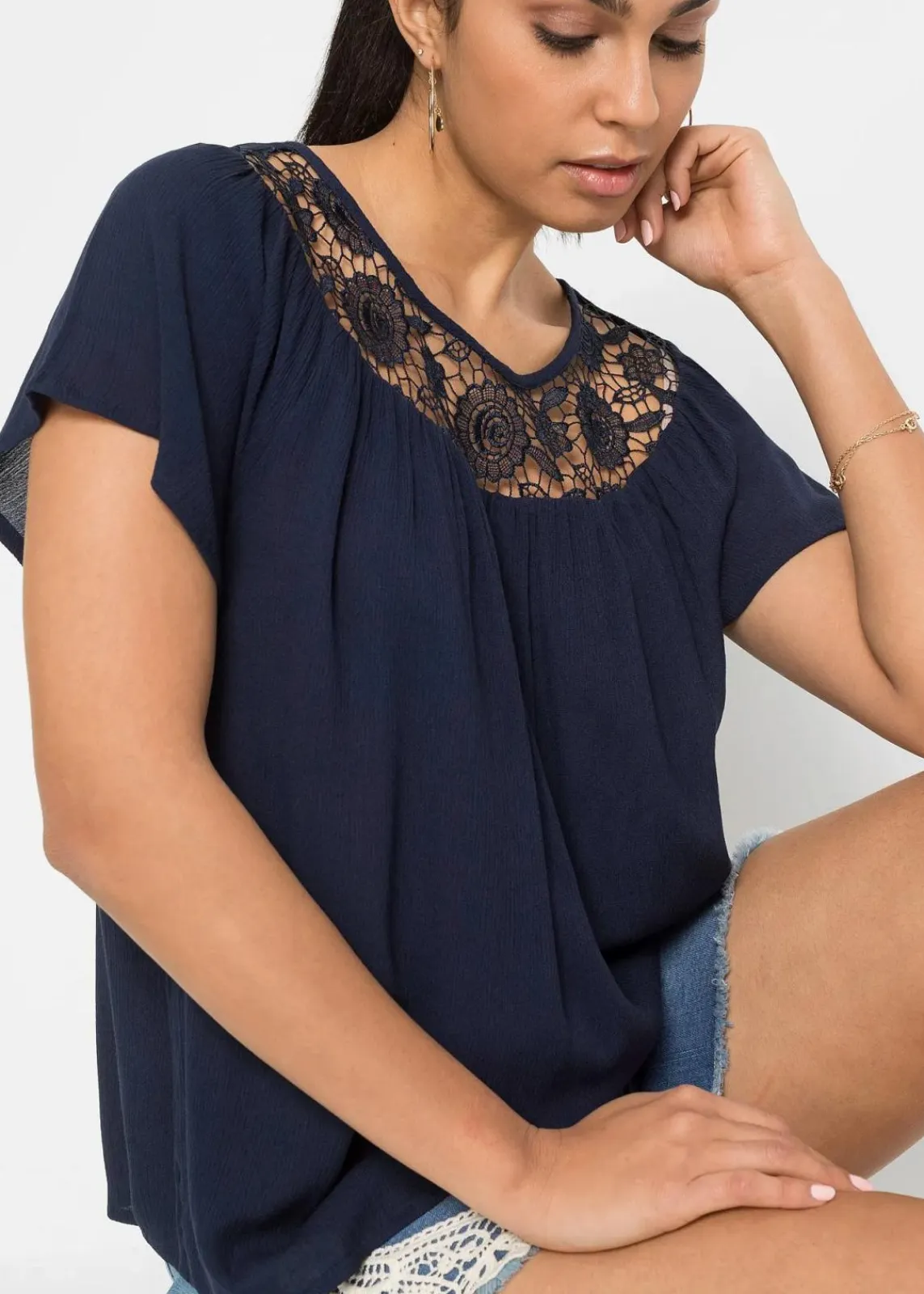 bonprix Nachhaltigere Materialien|Blusen & Tuniken^Bluse mit Spitze dunkelblau
