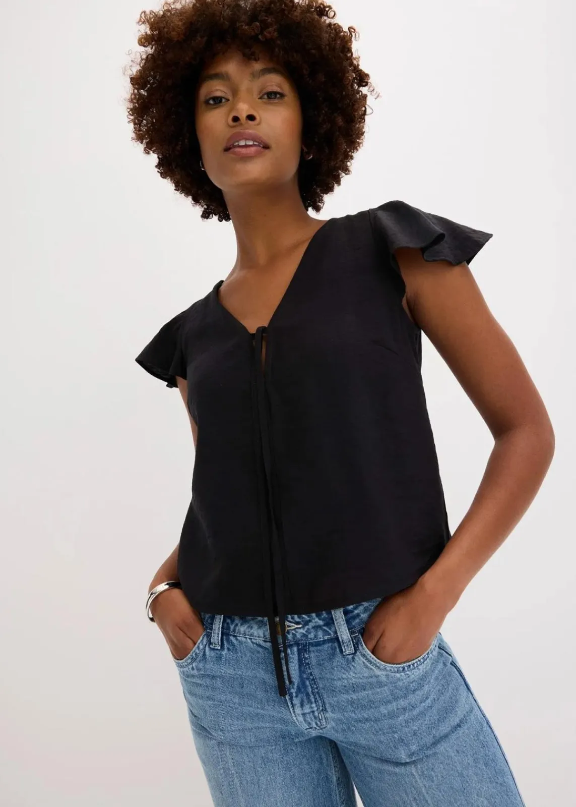 bonprix Zweiteiler & Sets|Blusen & Tuniken^Bluse mit Volantärmeln in Glanzoptik schwarz