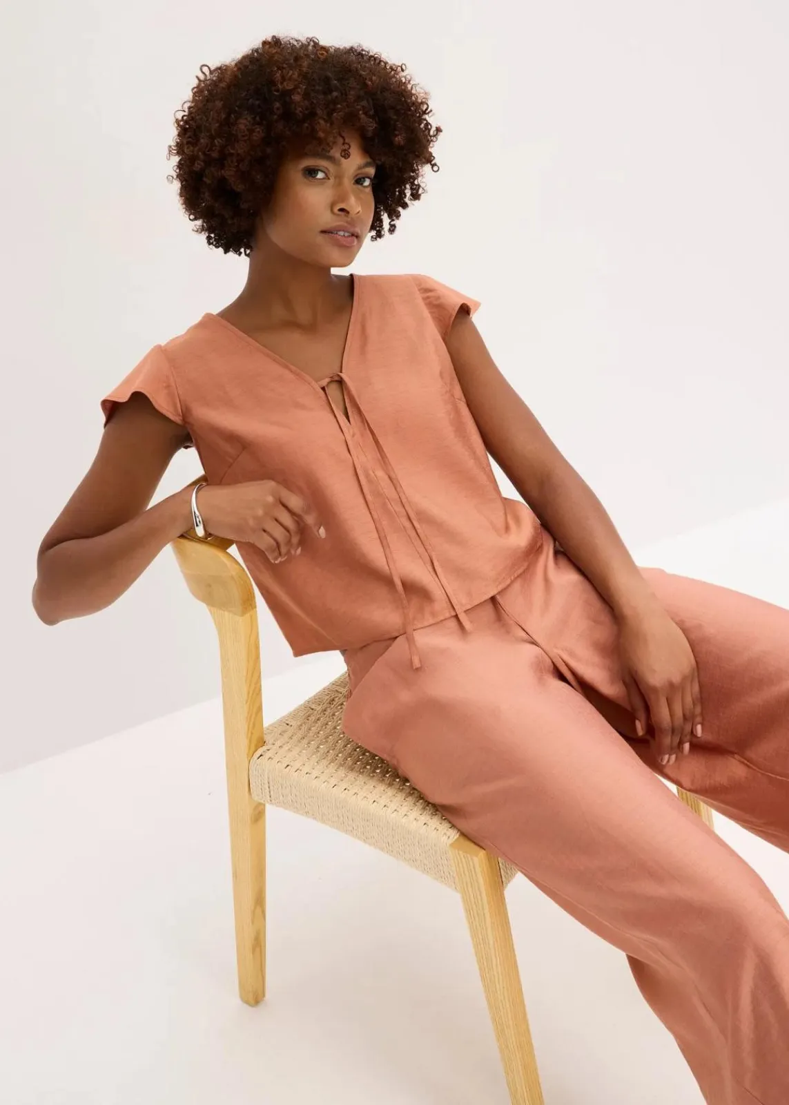 bonprix Blusen & Tuniken|Zweiteiler & Sets^Bluse mit Volantärmeln in Glanzoptik cognac