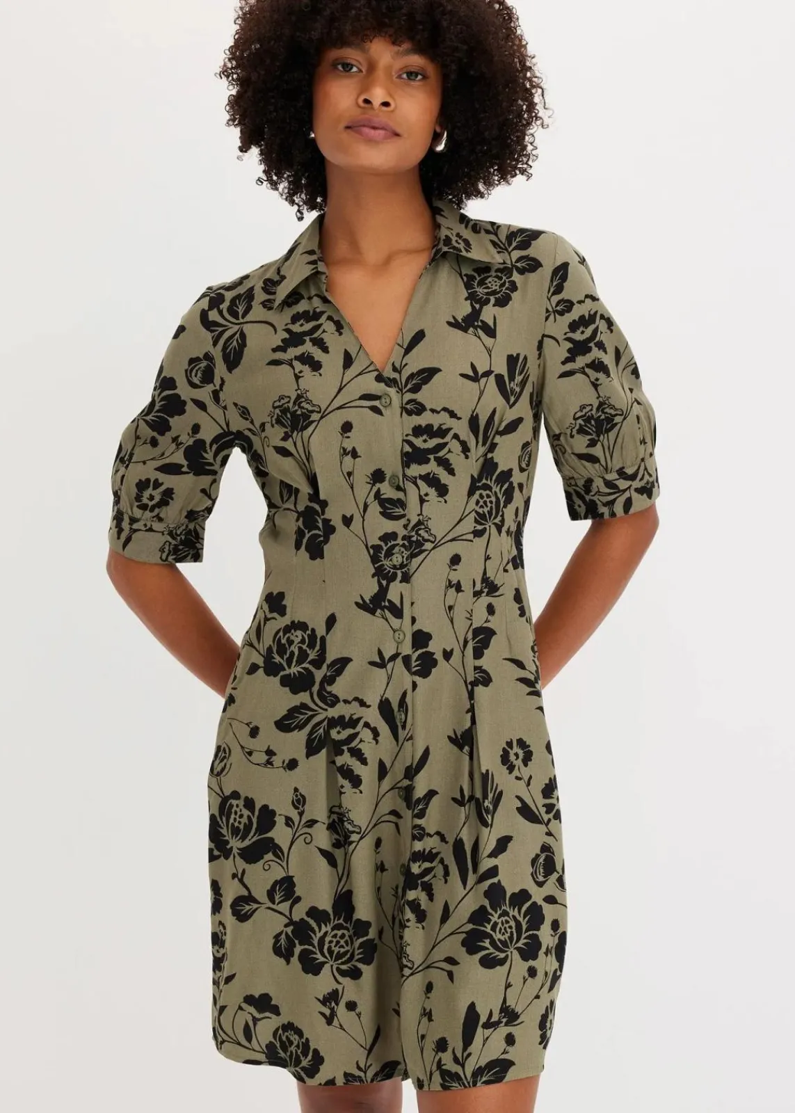 bonprix Kleider|Kurzgrößen^Blusenkleid aus fließender Viskose oliv/schwarz geblümt
