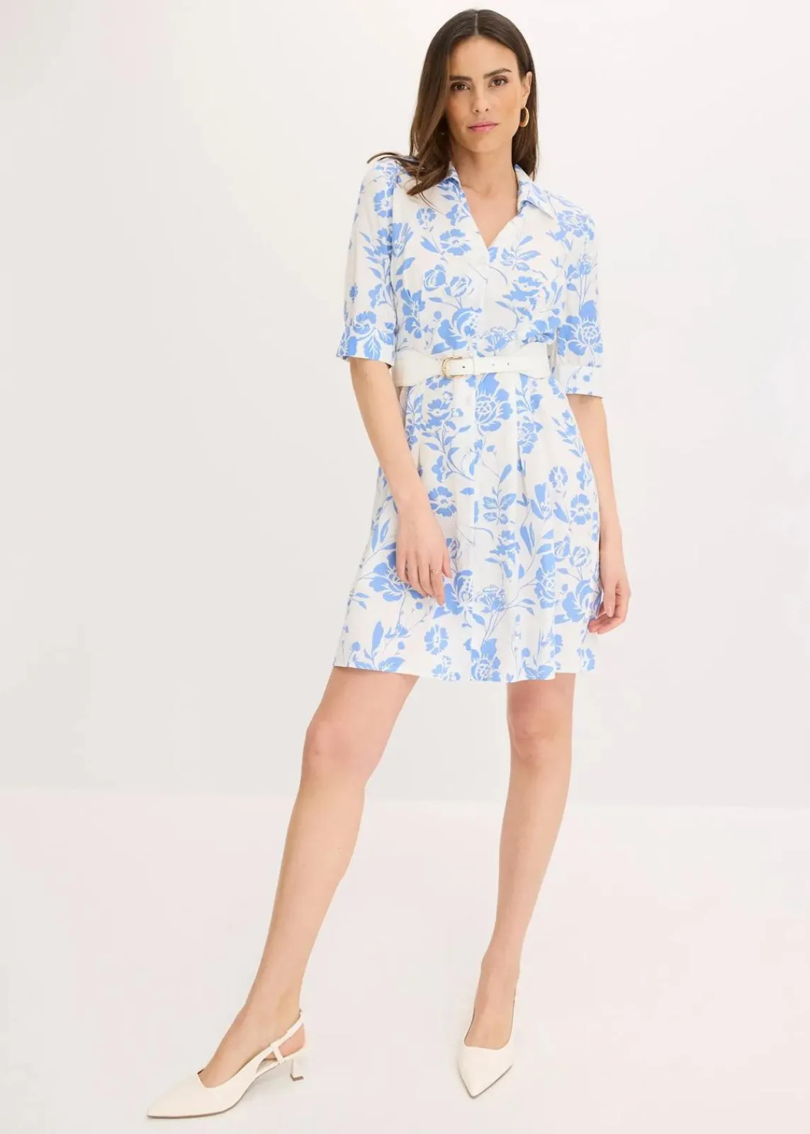 bonprix Kleider|Kurzgrößen^Blusenkleid aus fließender Viskose mittelblau/wollweiß