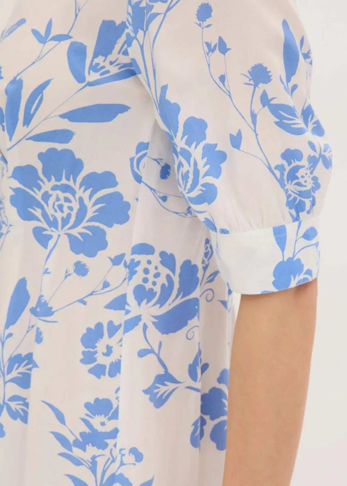 bonprix Kleider|Kurzgrößen^Blusenkleid aus fließender Viskose mittelblau/wollweiß