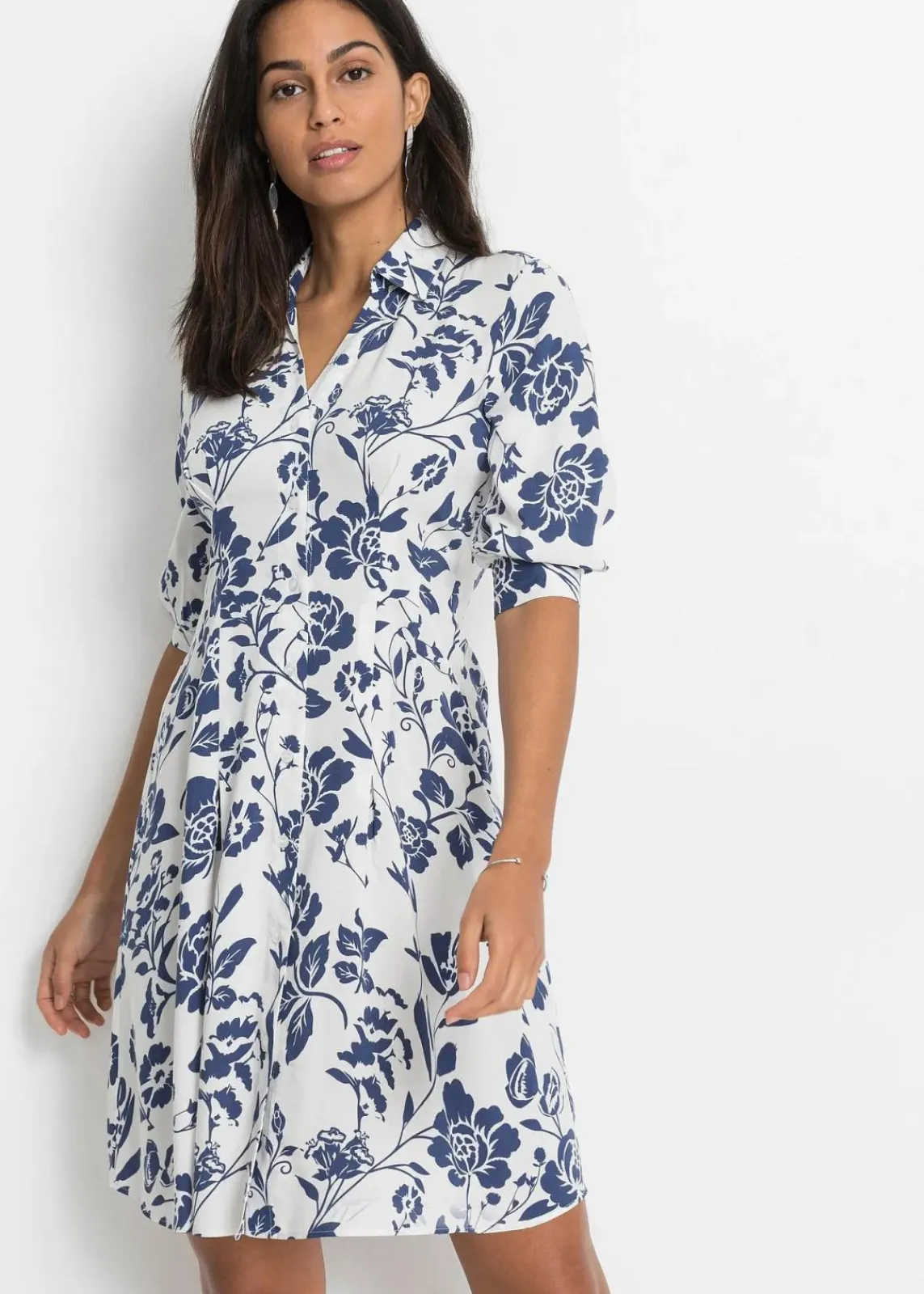 bonprix Kleider|Kurzgrößen^Blusenkleid aus fließender Viskose wollweiß/mitternachtsblau geblümt