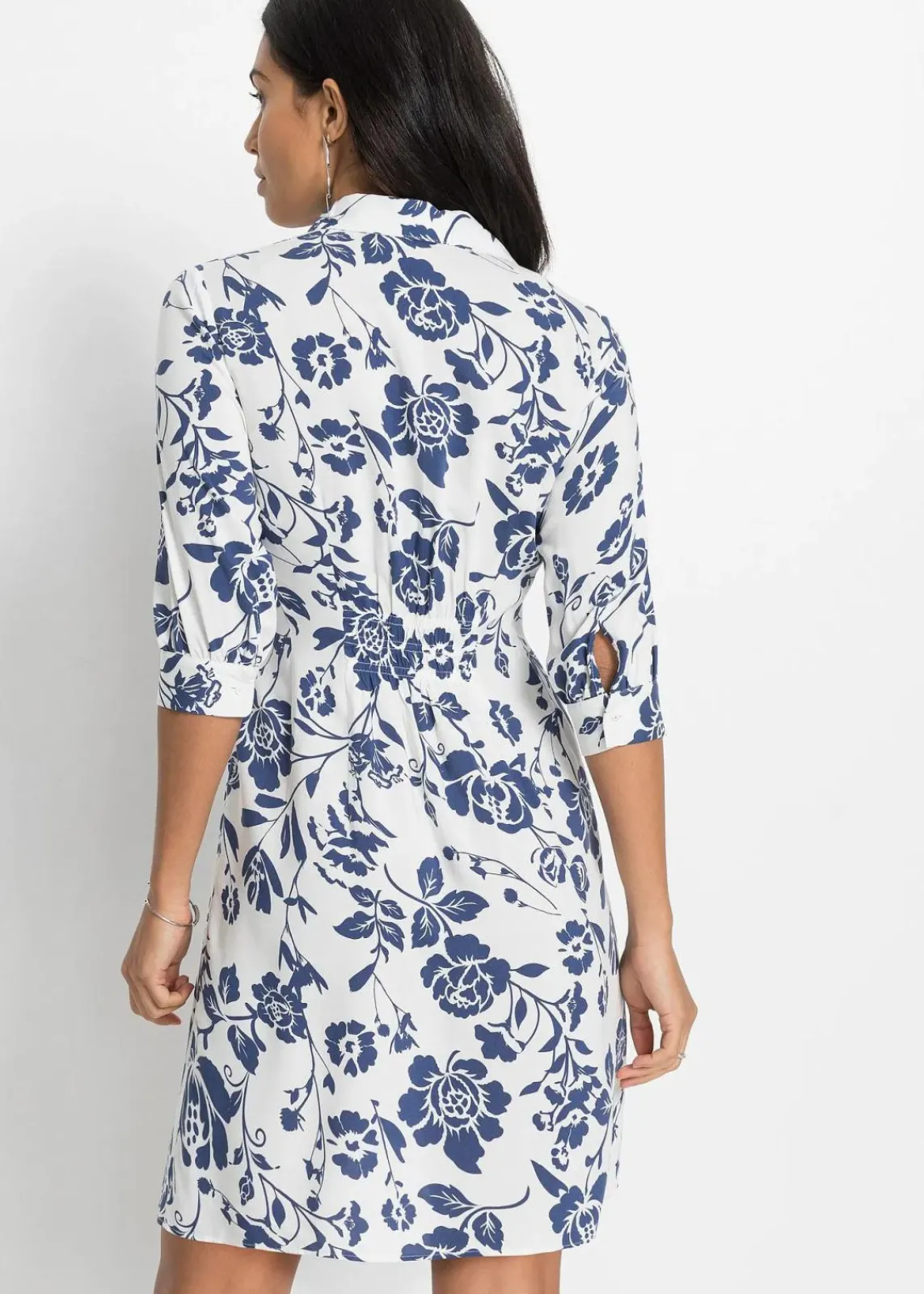 bonprix Kleider|Kurzgrößen^Blusenkleid aus fließender Viskose wollweiß/mitternachtsblau geblümt